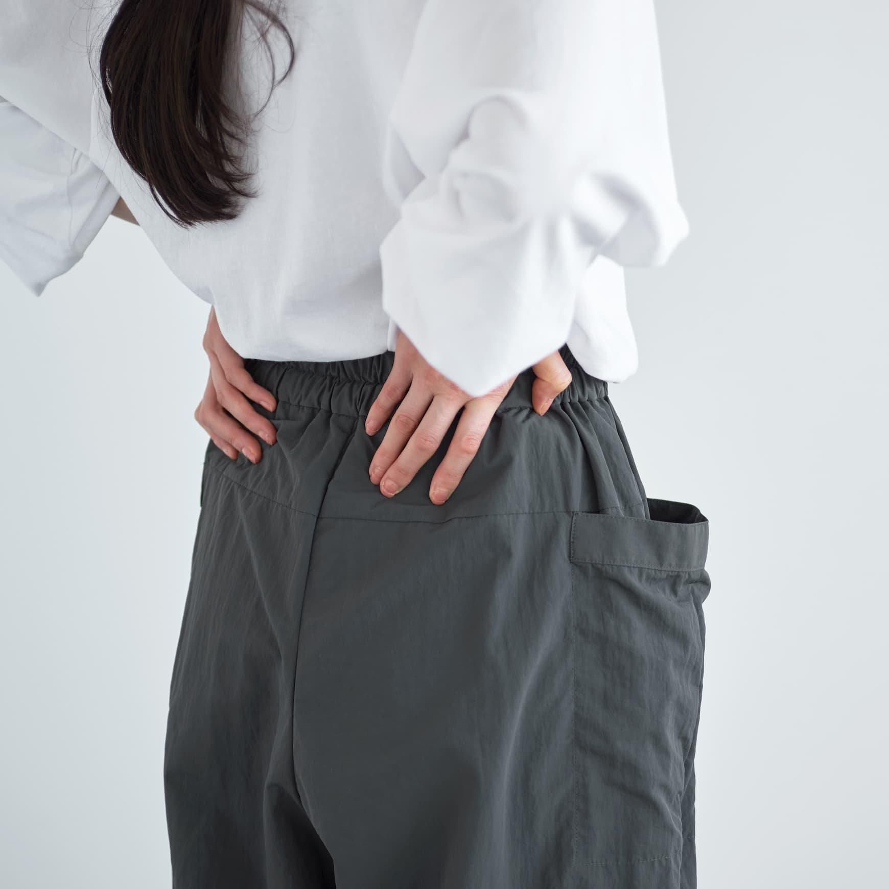 「CLASKA(クラスカ)」発のアパレルブランド「ata(アタ)」のpants 1. / チャコール