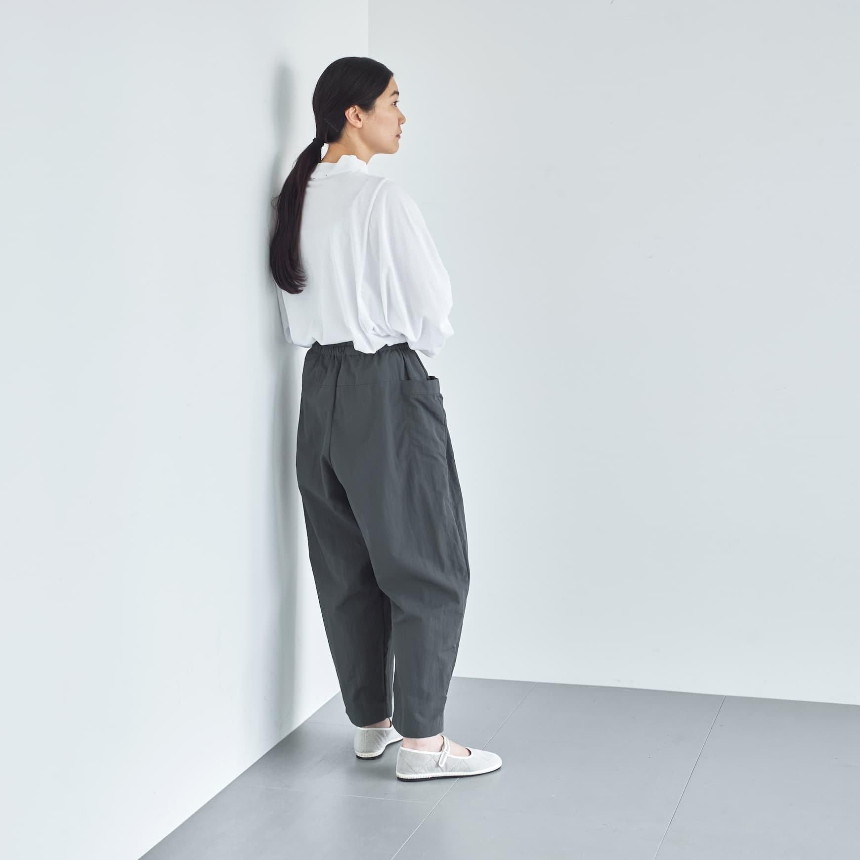 「CLASKA(クラスカ)」発のアパレルブランド「ata(アタ)」のpants 1. / チャコール