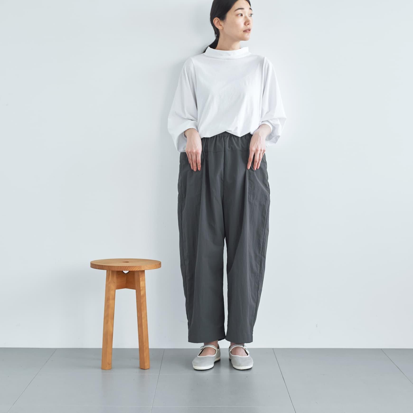 「CLASKA(クラスカ)」発のアパレルブランド「ata(アタ)」のpants 1. / チャコール