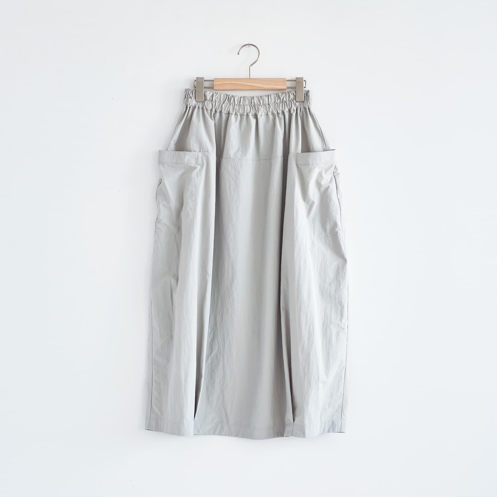 「CLASKA(クラスカ)」発のアパレルブランド「ata(アタ)」の skirt 1. / ライトグレー
