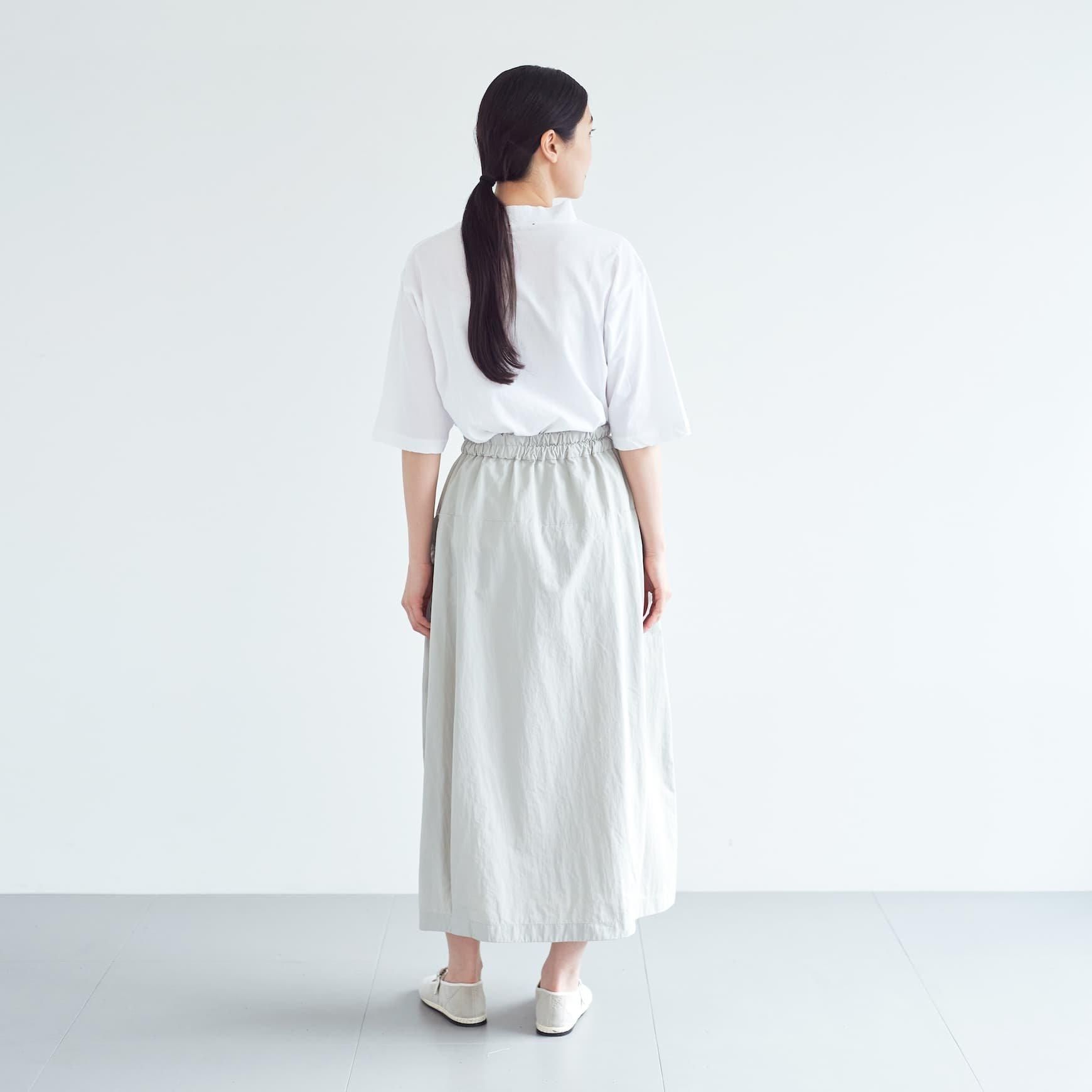 「CLASKA(クラスカ)」発のアパレルブランド「ata(アタ)」の skirt 1. / ライトグレー