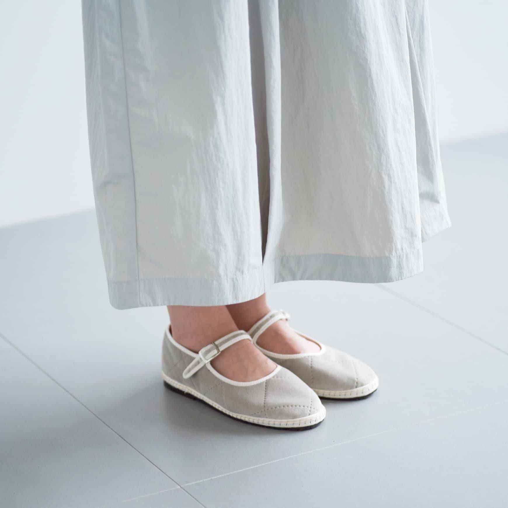 「CLASKA(クラスカ)」発のアパレルブランド「ata(アタ)」の skirt 1. / ライトグレー