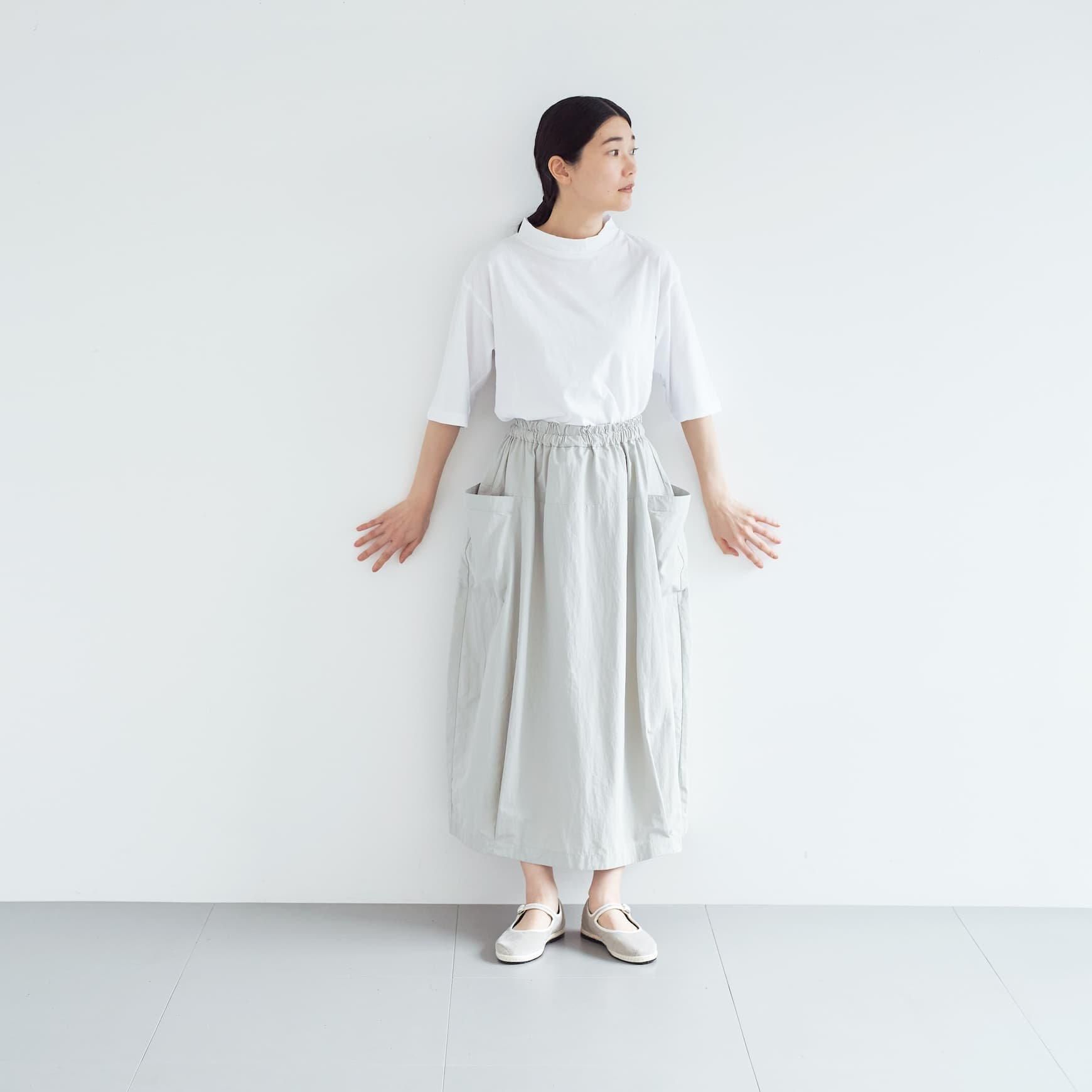 「CLASKA(クラスカ)」発のアパレルブランド「ata(アタ)」の skirt 1. / ライトグレー