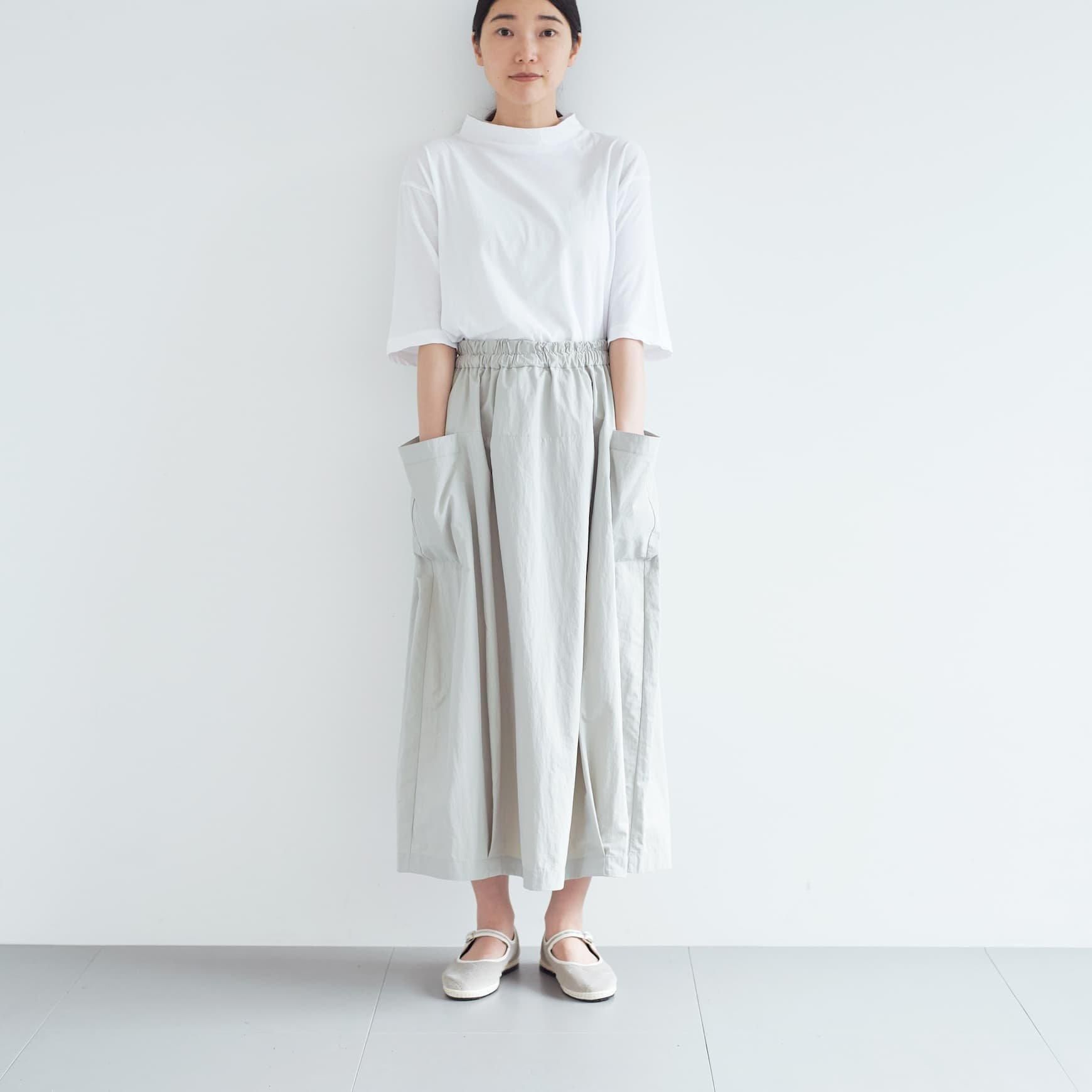 「CLASKA(クラスカ)」発のアパレルブランド「ata(アタ)」の skirt 1. / ライトグレー