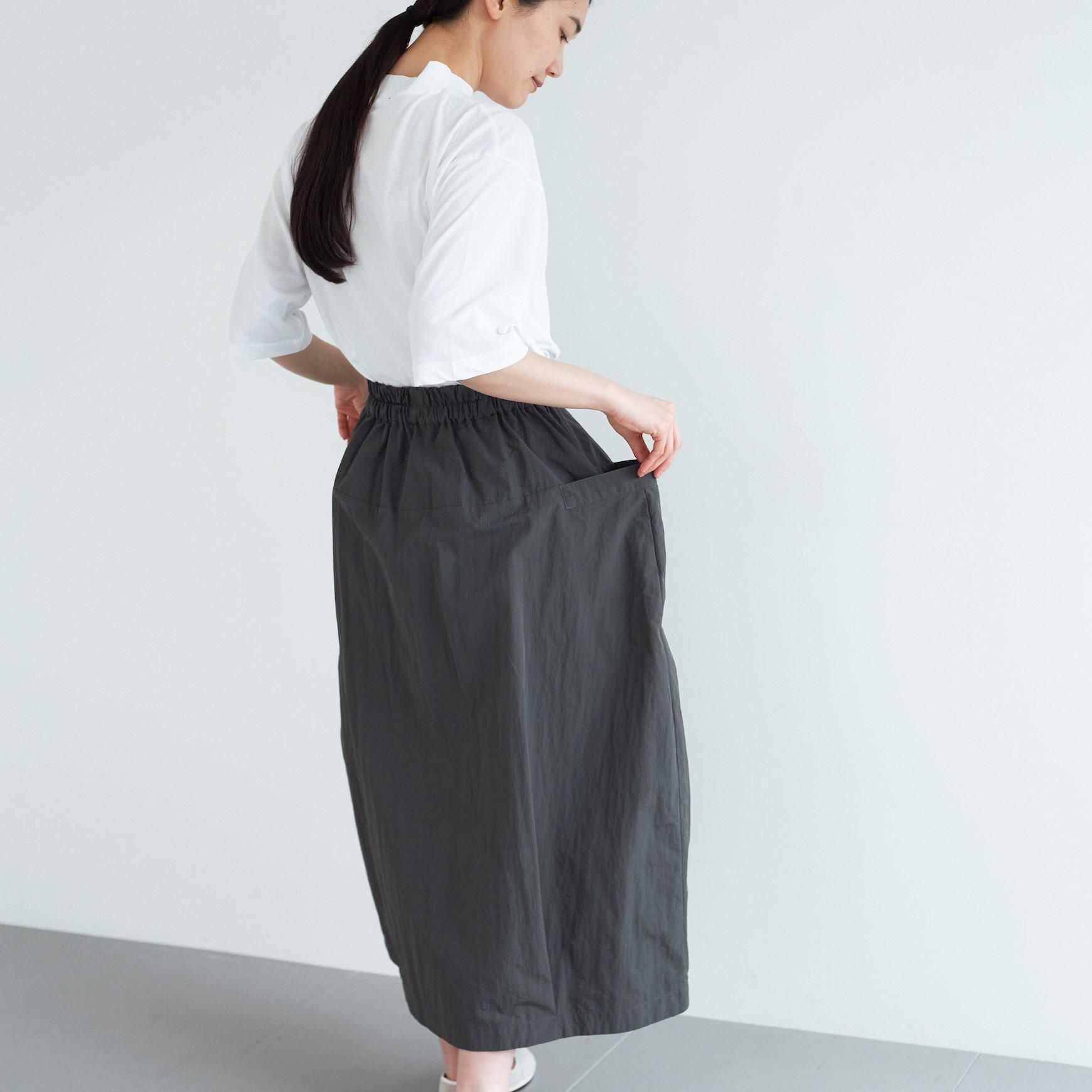 「CLASKA(クラスカ)」発のアパレルブランド「ata(アタ)」の skirt 1. / チャコール