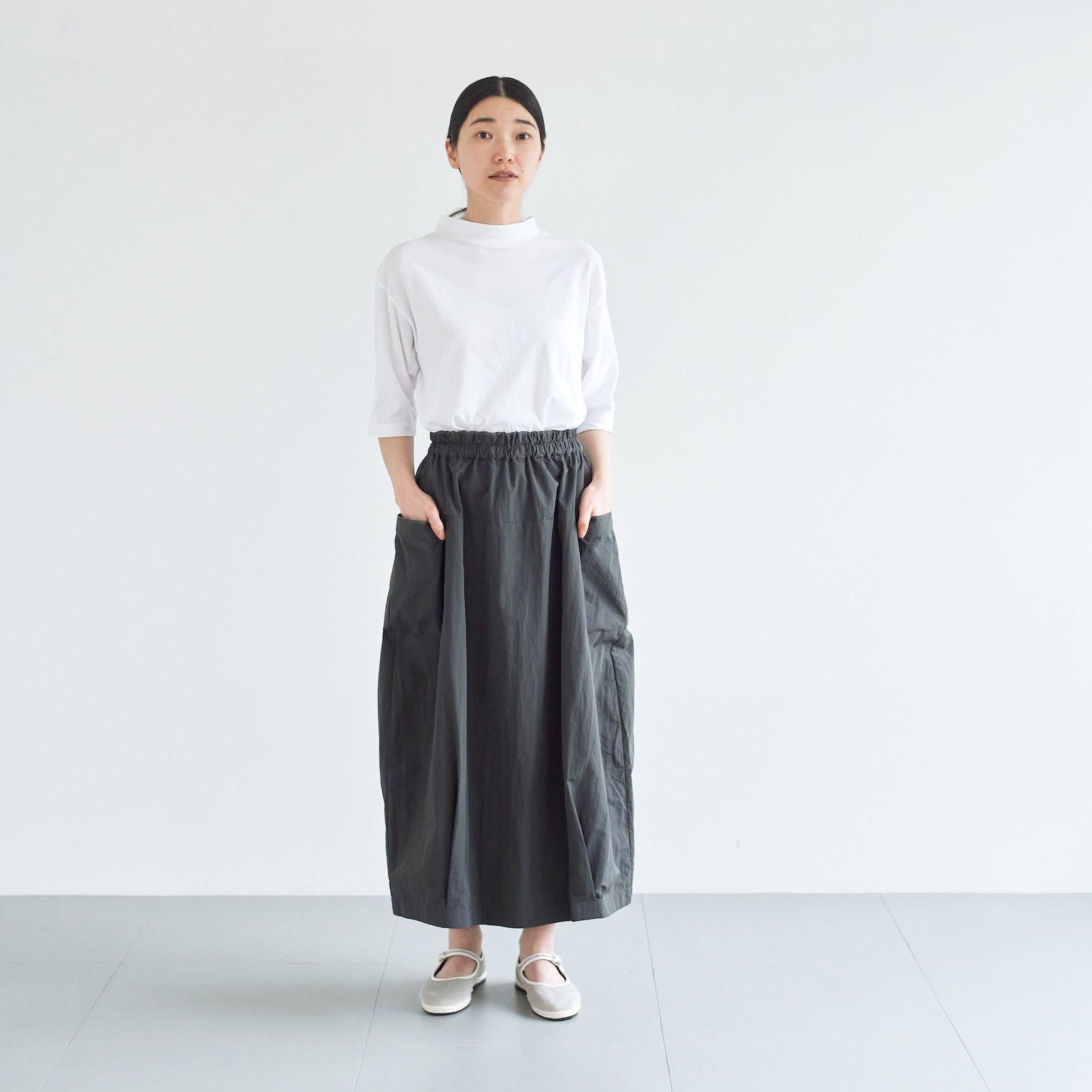 「CLASKA(クラスカ)」発のアパレルブランド「ata(アタ)」の skirt 1. / チャコール