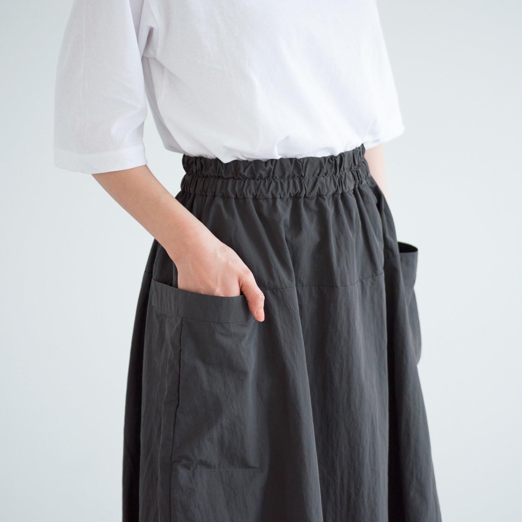 「CLASKA(クラスカ)」発のアパレルブランド「ata(アタ)」の skirt 1. / チャコール
