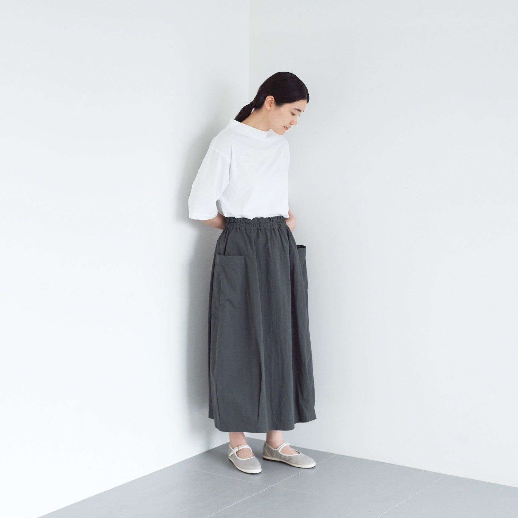 「CLASKA(クラスカ)」発のアパレルブランド「ata(アタ)」の skirt 1. / チャコール