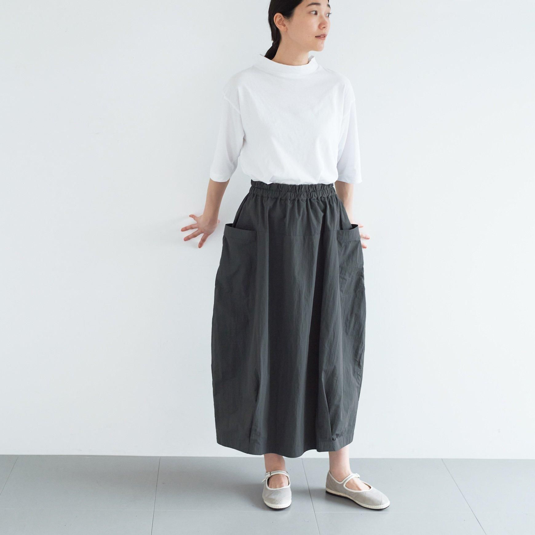 「CLASKA(クラスカ)」発のアパレルブランド「ata(アタ)」の skirt 1. / チャコール