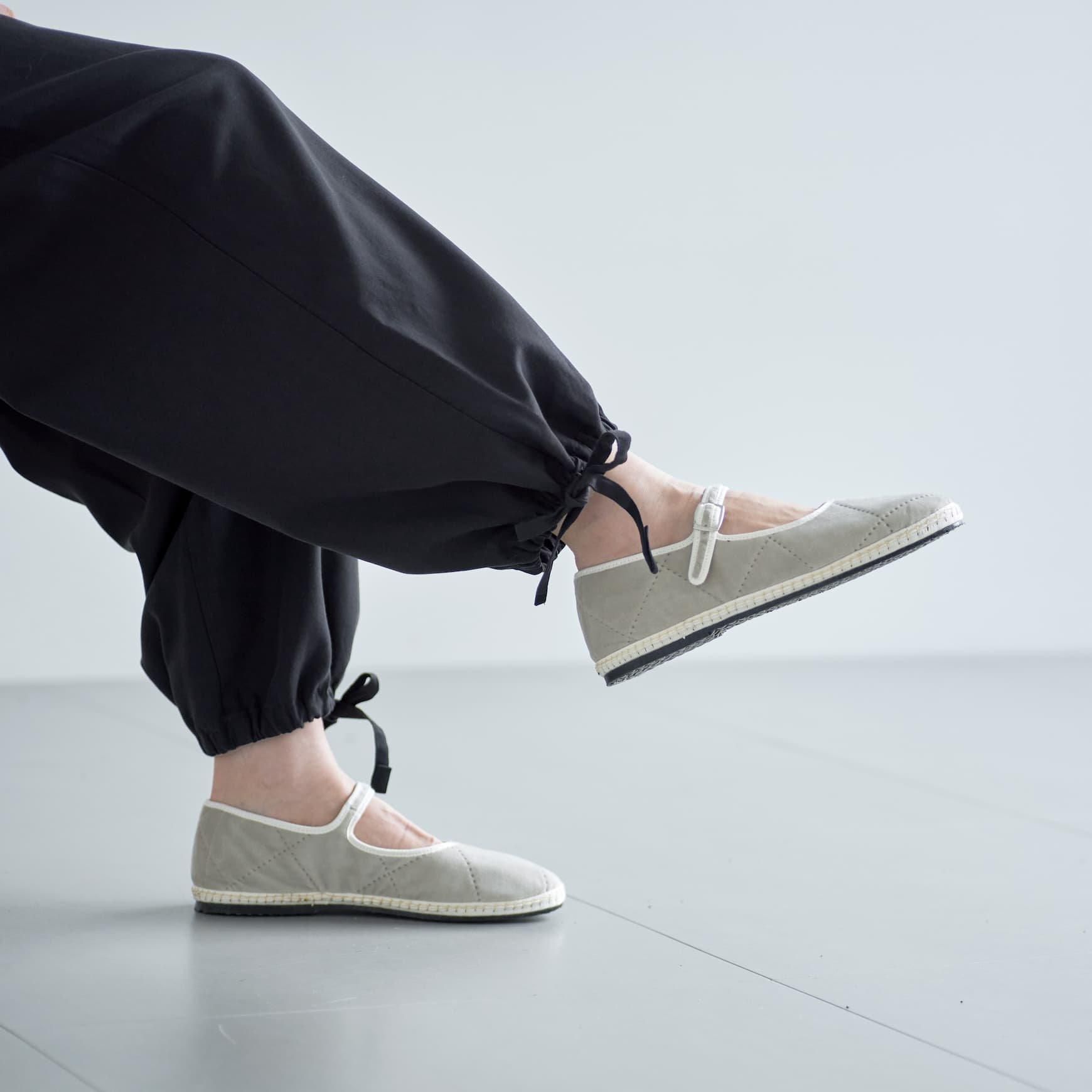 「CLASKA(クラスカ)」発のアパレルブランド「ata(アタ)」の pants 2. / ブラック