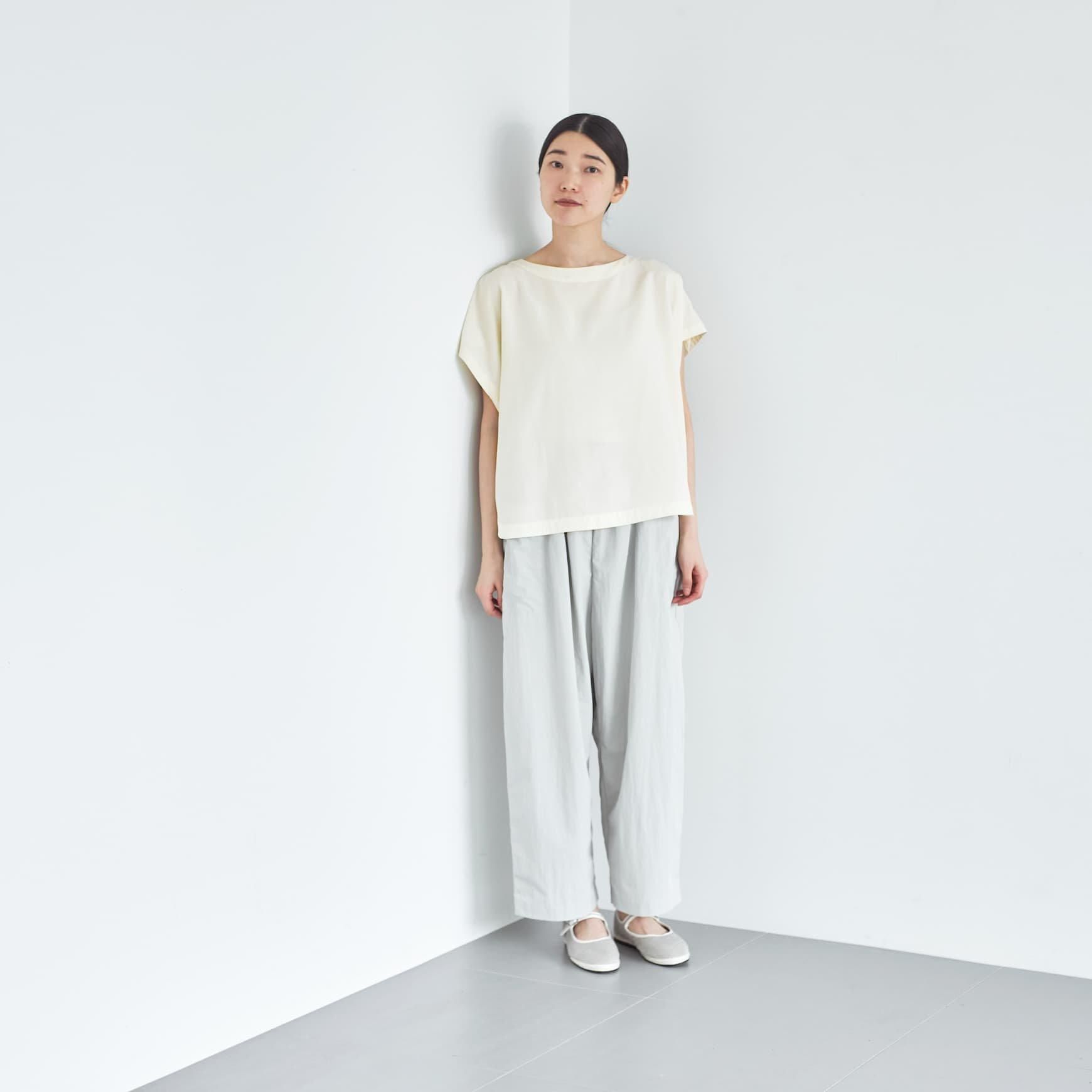 「CLASKA(クラスカ)」発のアパレルブランド「ata(アタ)」の blouse.1 / アイボリー