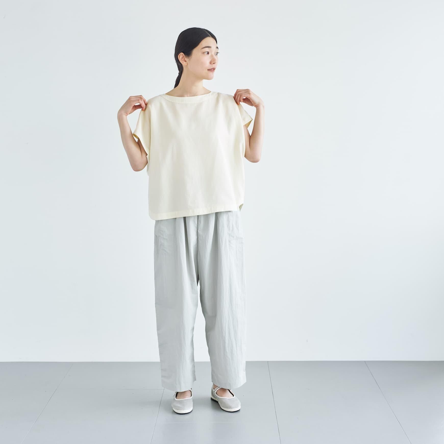 「CLASKA(クラスカ)」発のアパレルブランド「ata(アタ)」の blouse.1 / アイボリー