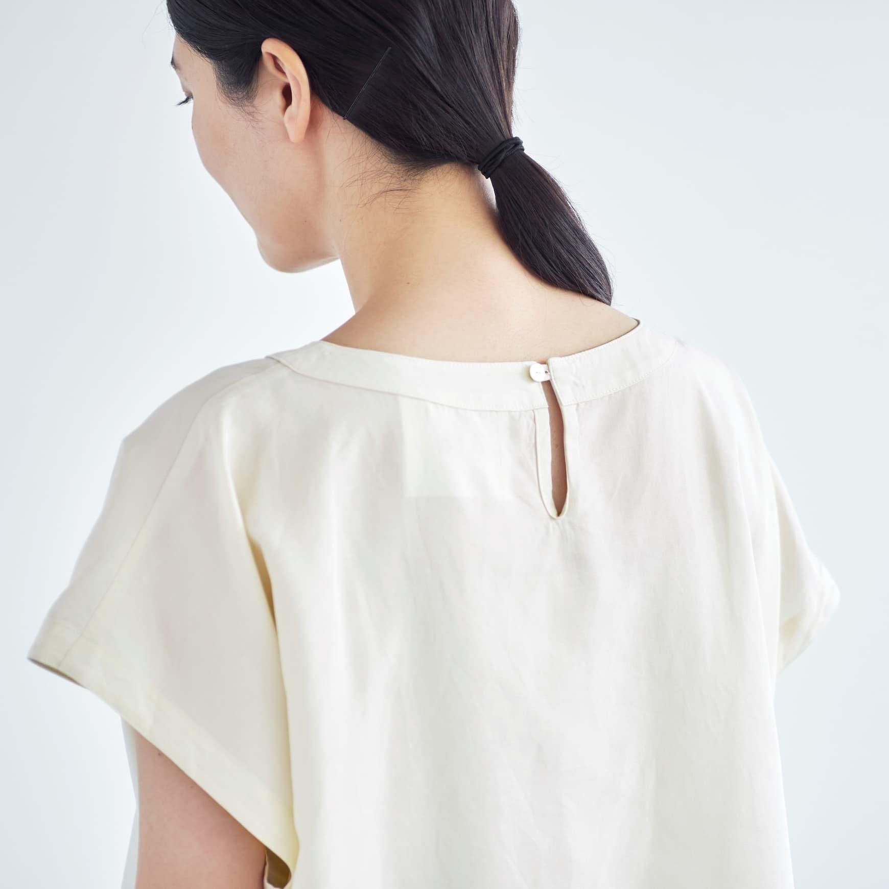 「CLASKA(クラスカ)」発のアパレルブランド「ata(アタ)」の blouse.1 / アイボリー