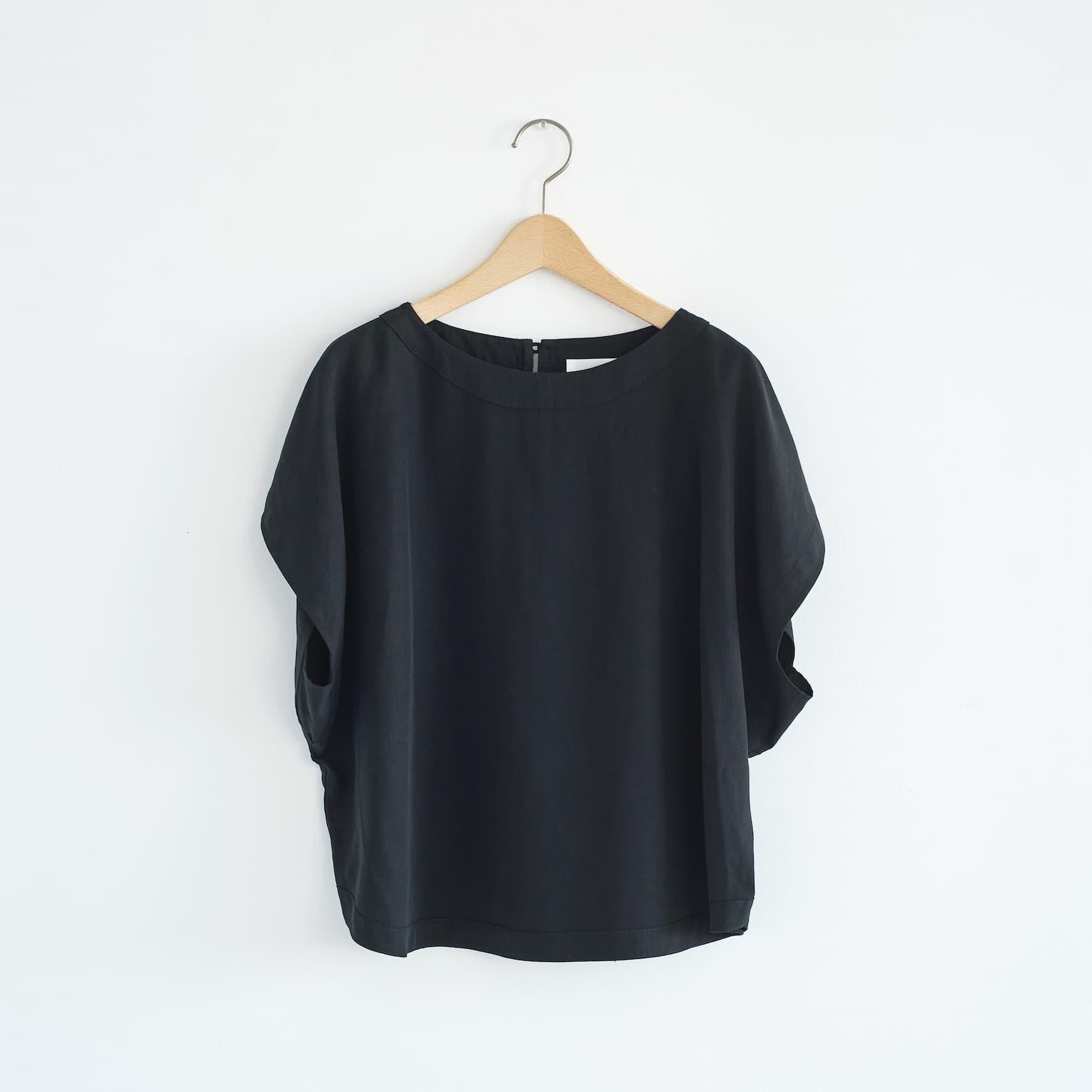 「CLASKA(クラスカ)」発のアパレルブランド「ata(アタ)」の blouse.1 / ブラック