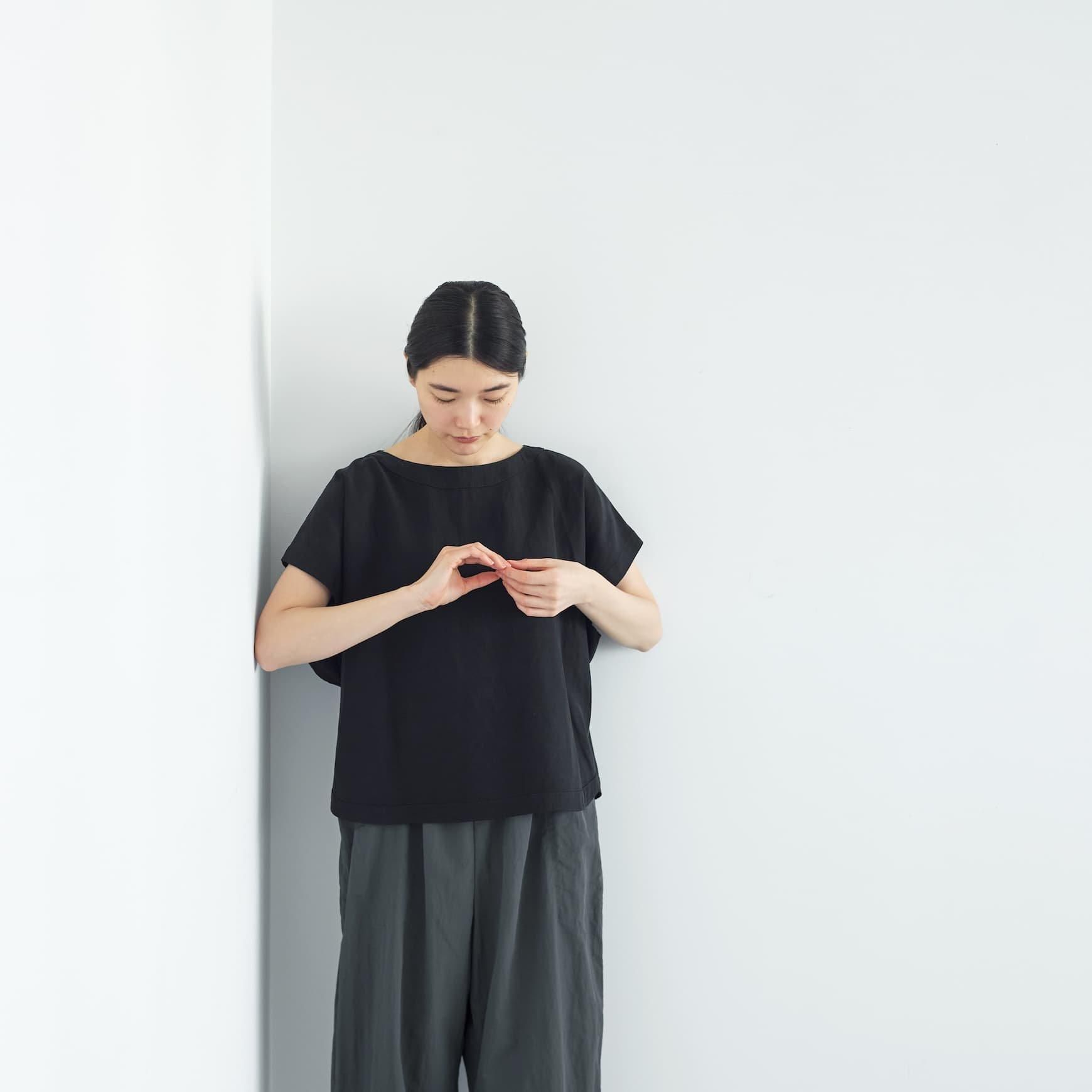 「CLASKA(クラスカ)」発のアパレルブランド「ata(アタ)」の blouse.1 / ブラック