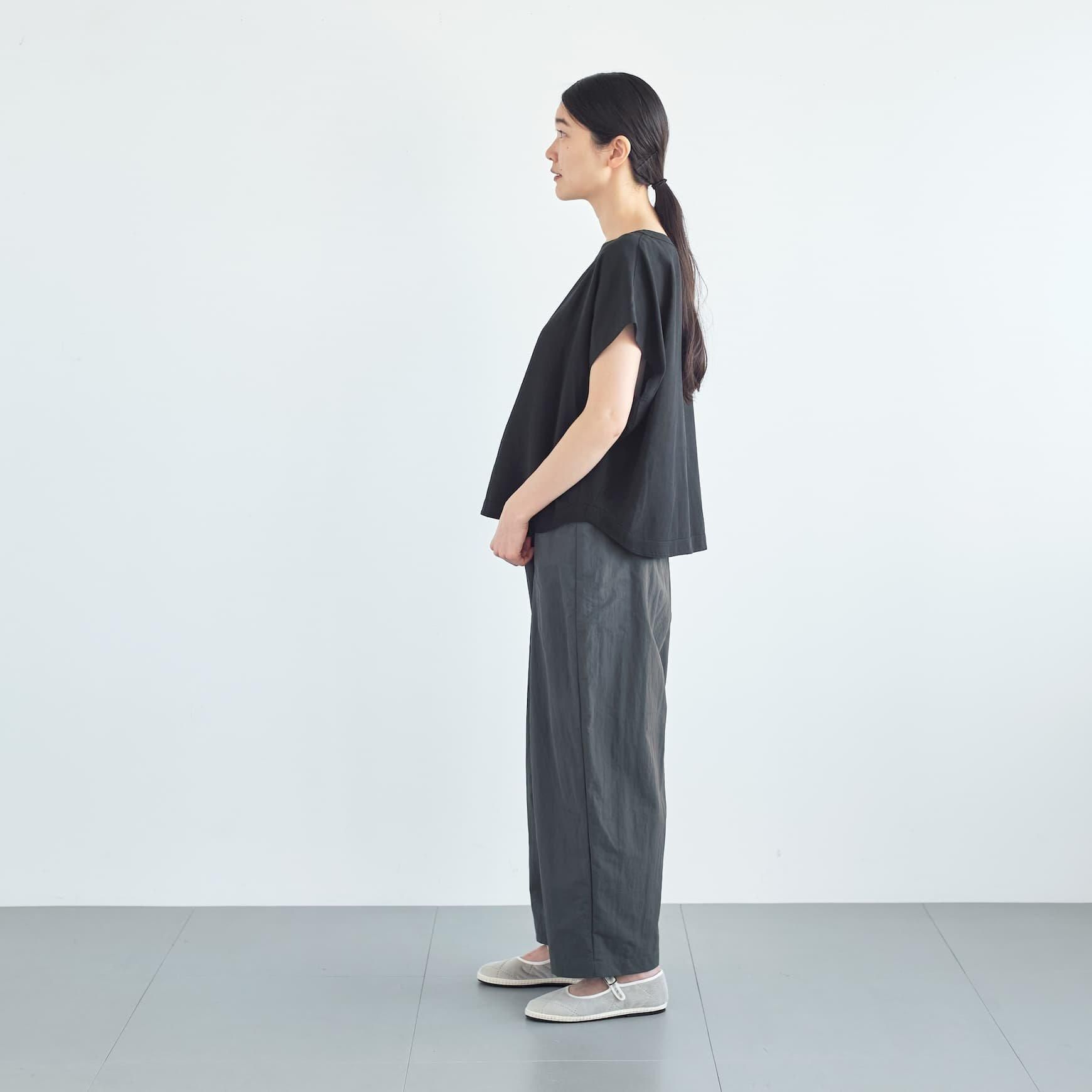 「CLASKA(クラスカ)」発のアパレルブランド「ata(アタ)」の blouse.1 / ブラック