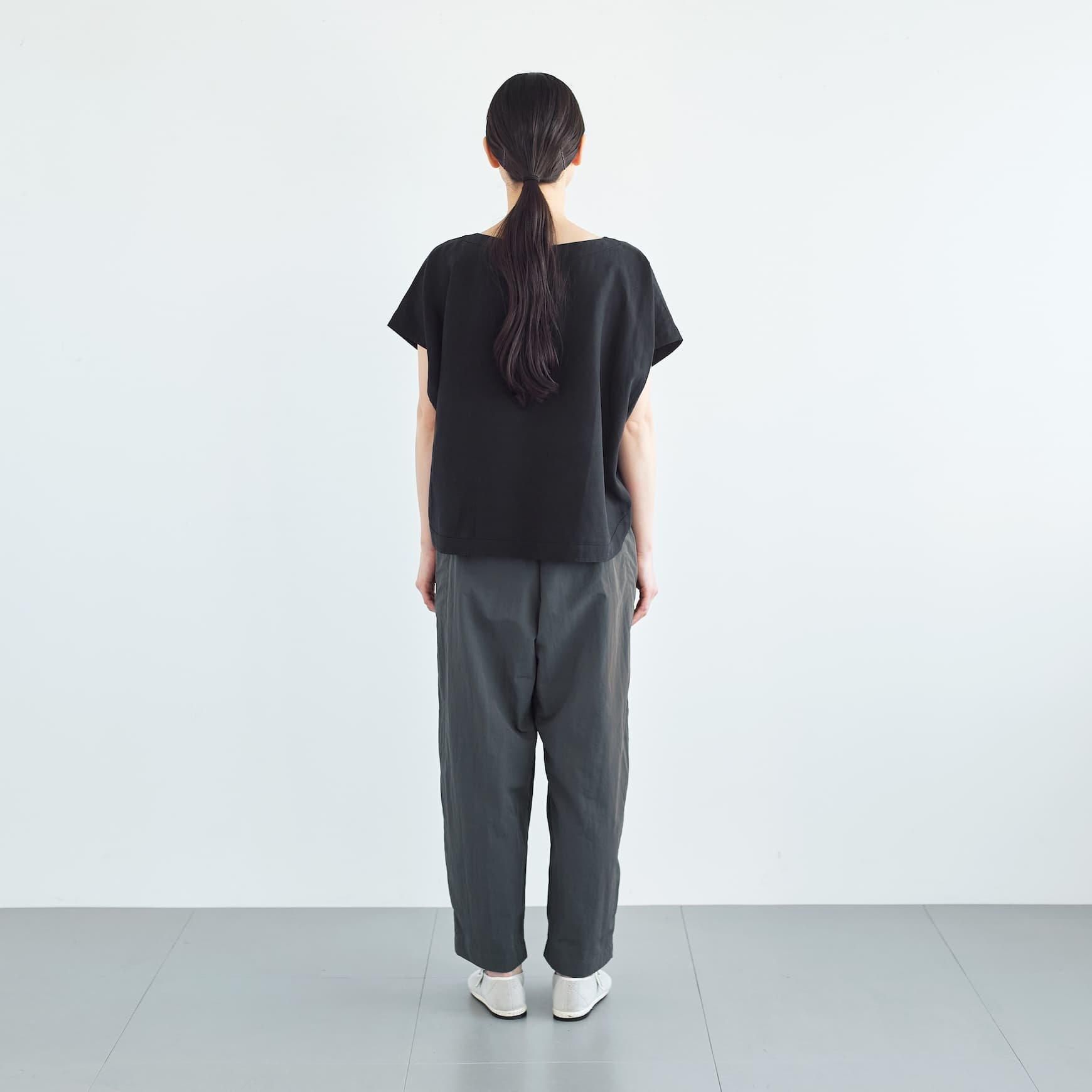 「CLASKA(クラスカ)」発のアパレルブランド「ata(アタ)」の blouse.1 / ブラック