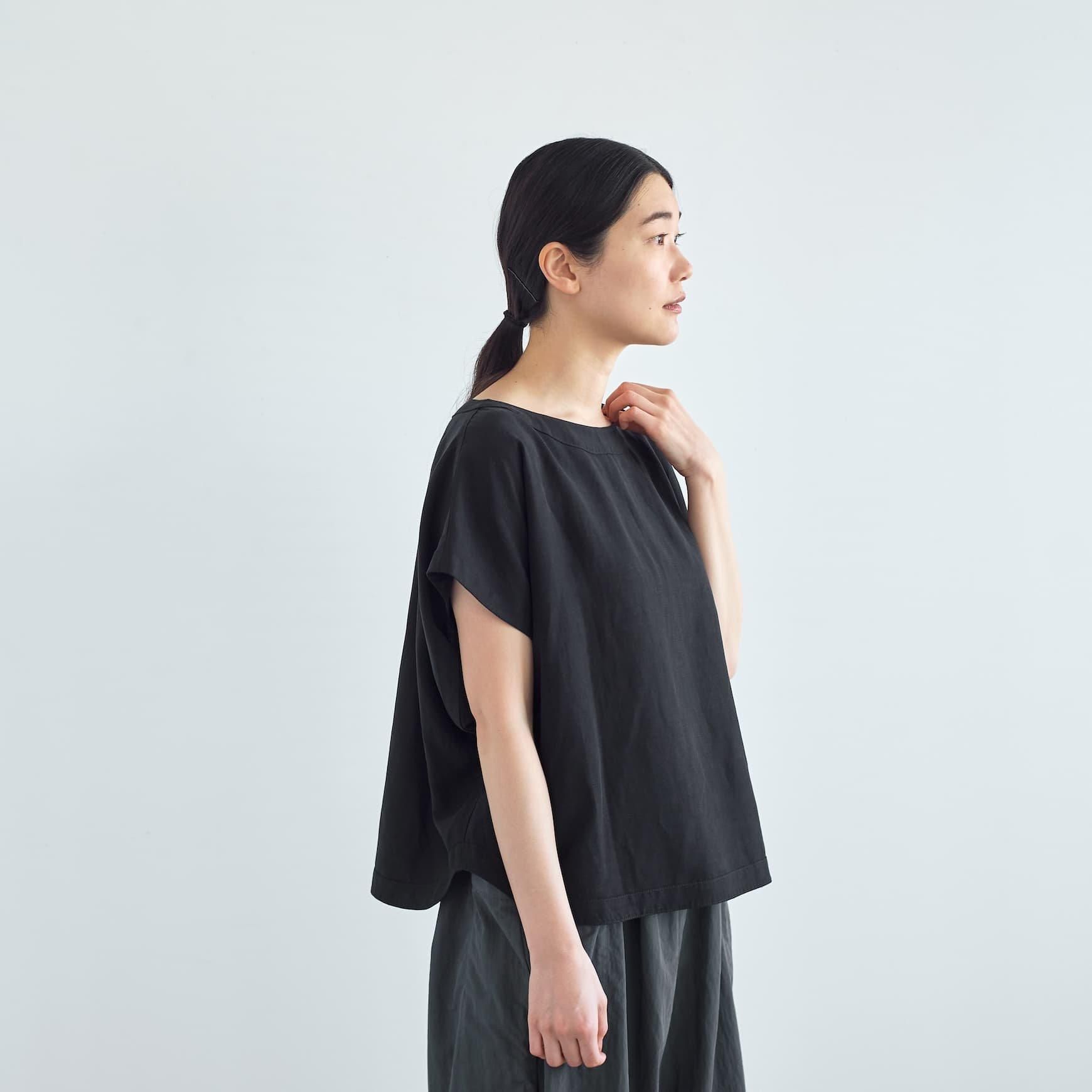 「CLASKA(クラスカ)」発のアパレルブランド「ata(アタ)」の blouse.1 / ブラック