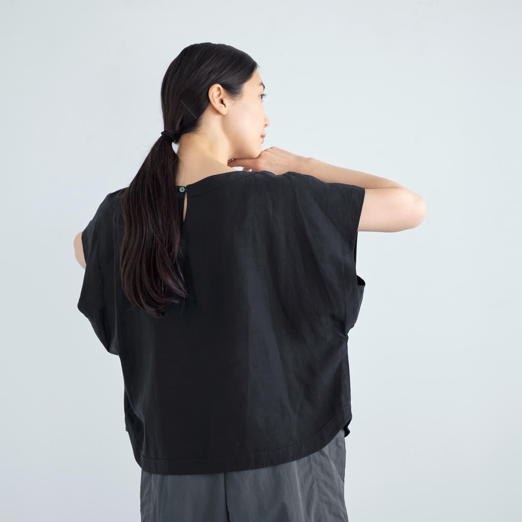 「CLASKA(クラスカ)」発のアパレルブランド「ata(アタ)」の blouse.1 / ブラック