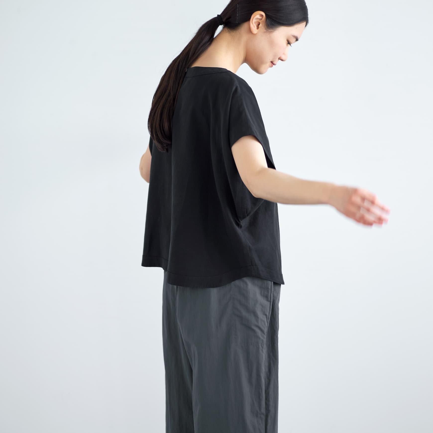 「CLASKA(クラスカ)」発のアパレルブランド「ata(アタ)」の blouse.1 / ブラック