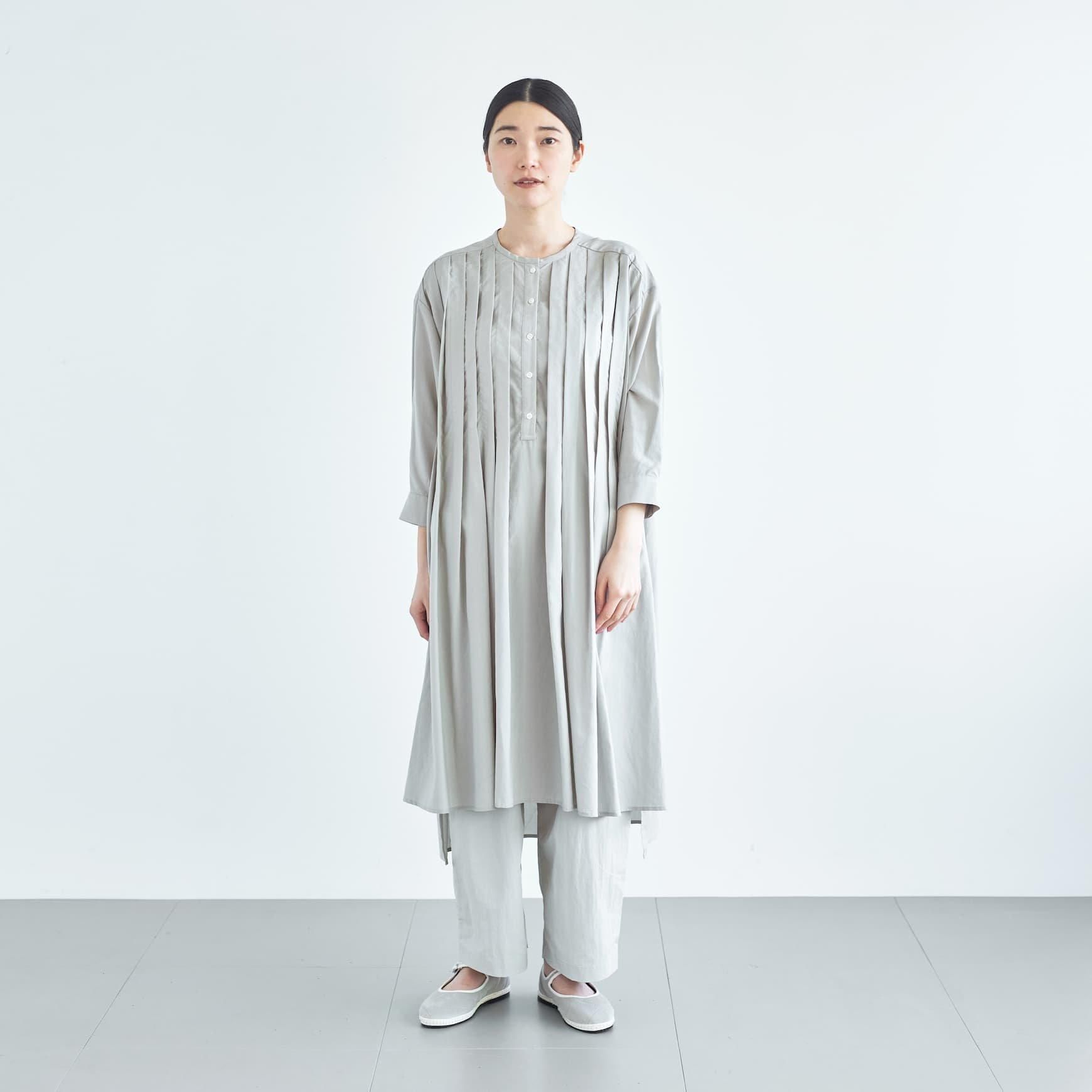 「CLASKA(クラスカ)」発のアパレルブランド「ata(アタ)」の one oiece 2. / ライトグレー