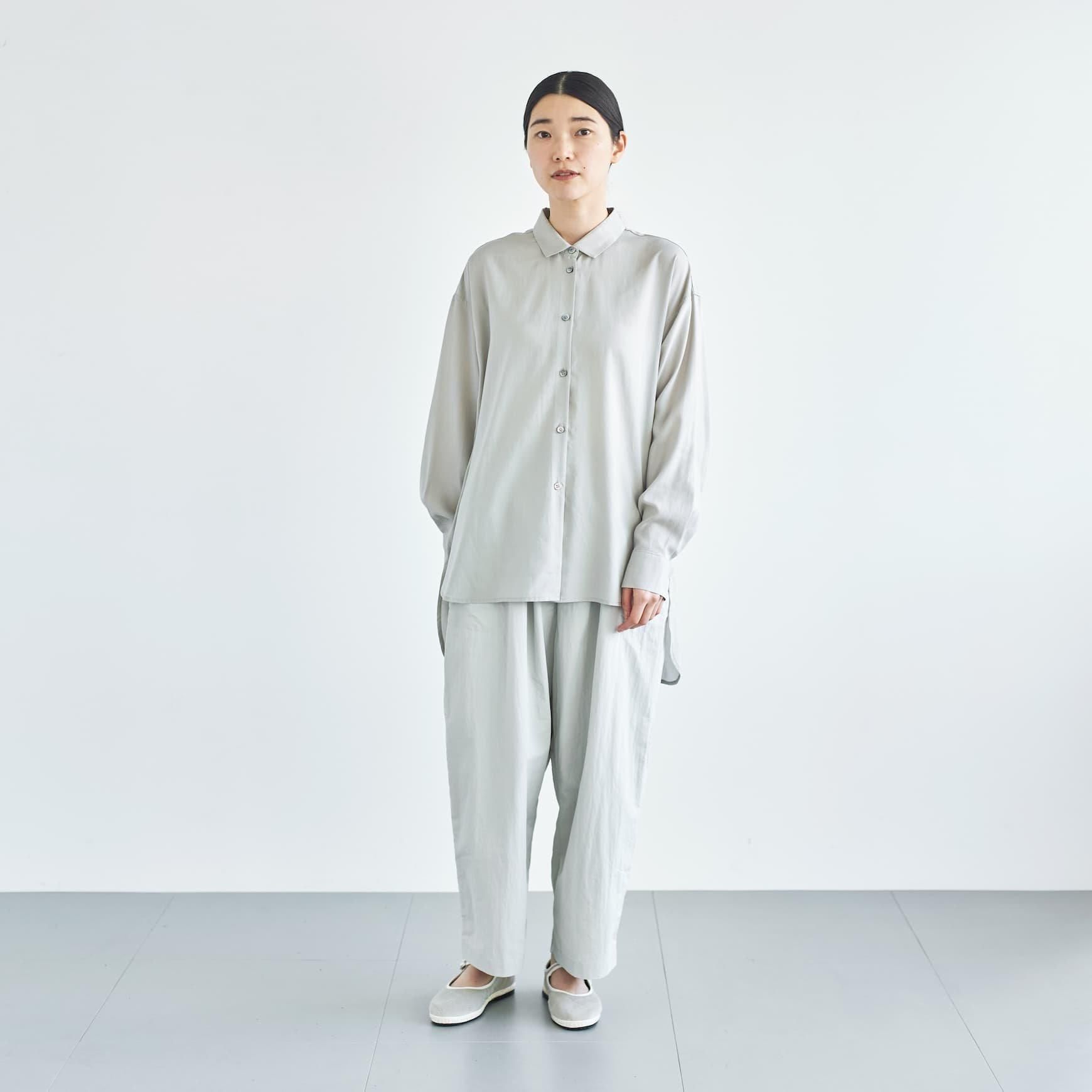 「CLASKA(クラスカ)」発のアパレルブランド「ata(アタ)」の shirts 1. / ライトグレー