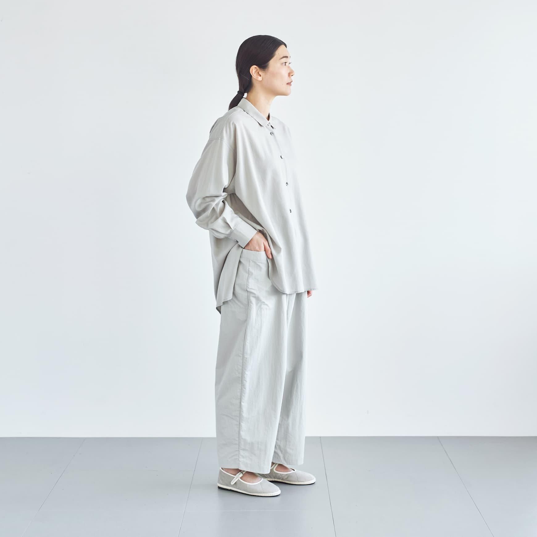 「CLASKA(クラスカ)」発のアパレルブランド「ata(アタ)」の shirts 1. / ライトグレー