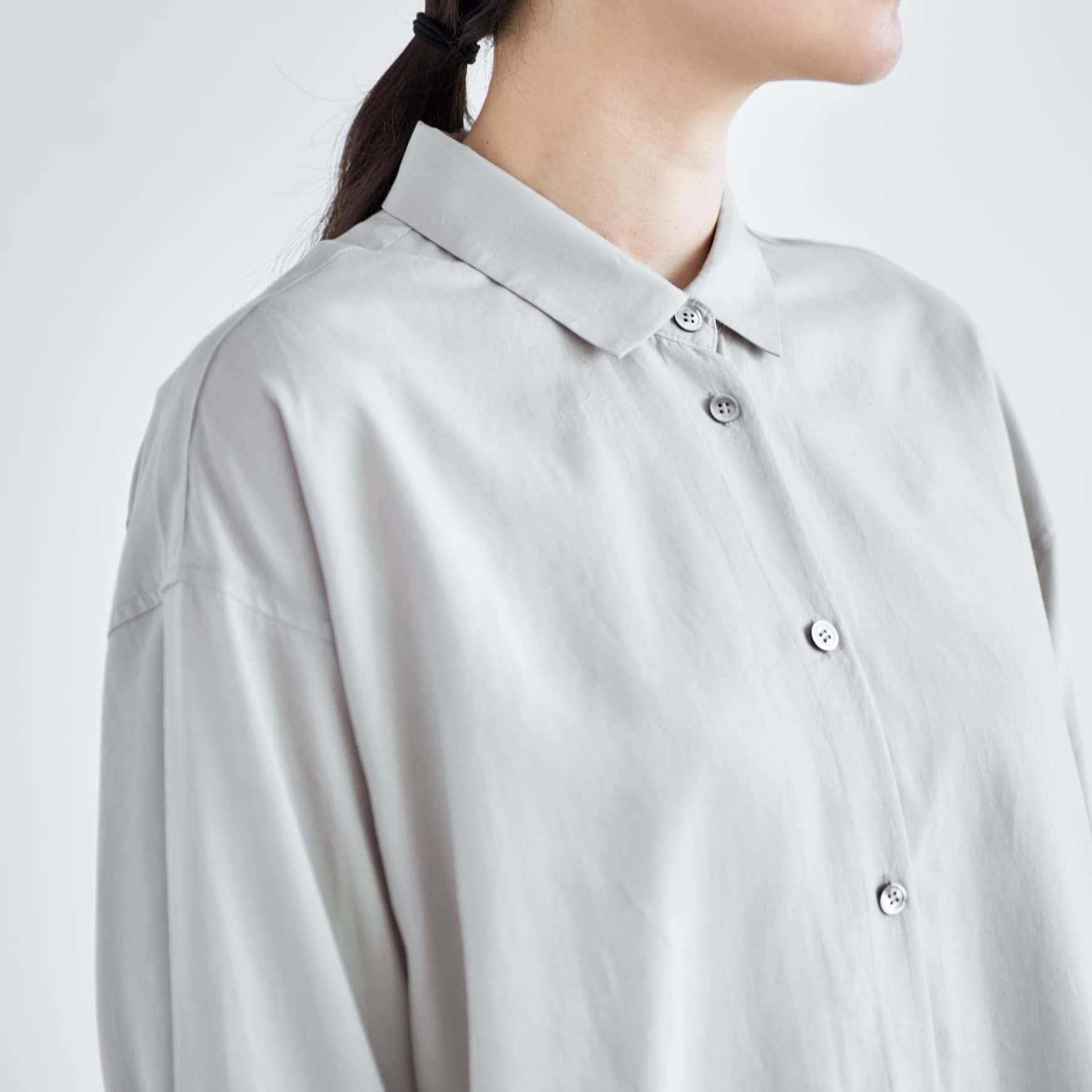「CLASKA(クラスカ)」発のアパレルブランド「ata(アタ)」の shirts 1. / ライトグレー