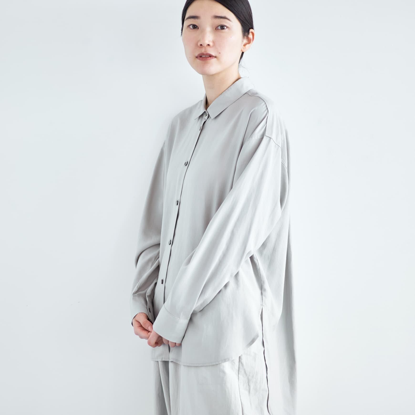 「CLASKA(クラスカ)」発のアパレルブランド「ata(アタ)」の shirts 1. / ライトグレー