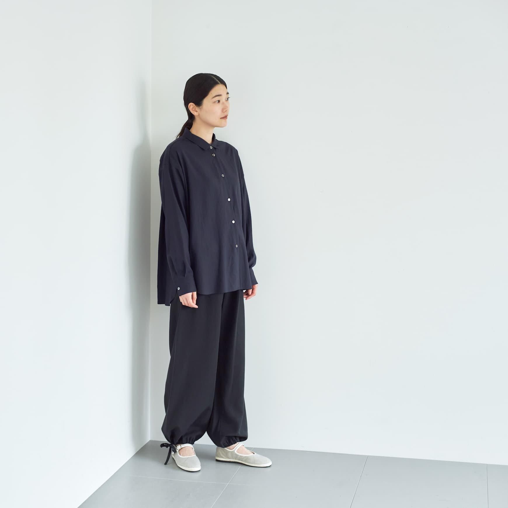 「CLASKA(クラスカ)」発のアパレルブランド「ata(アタ)」の shirts 1. / ネイビー