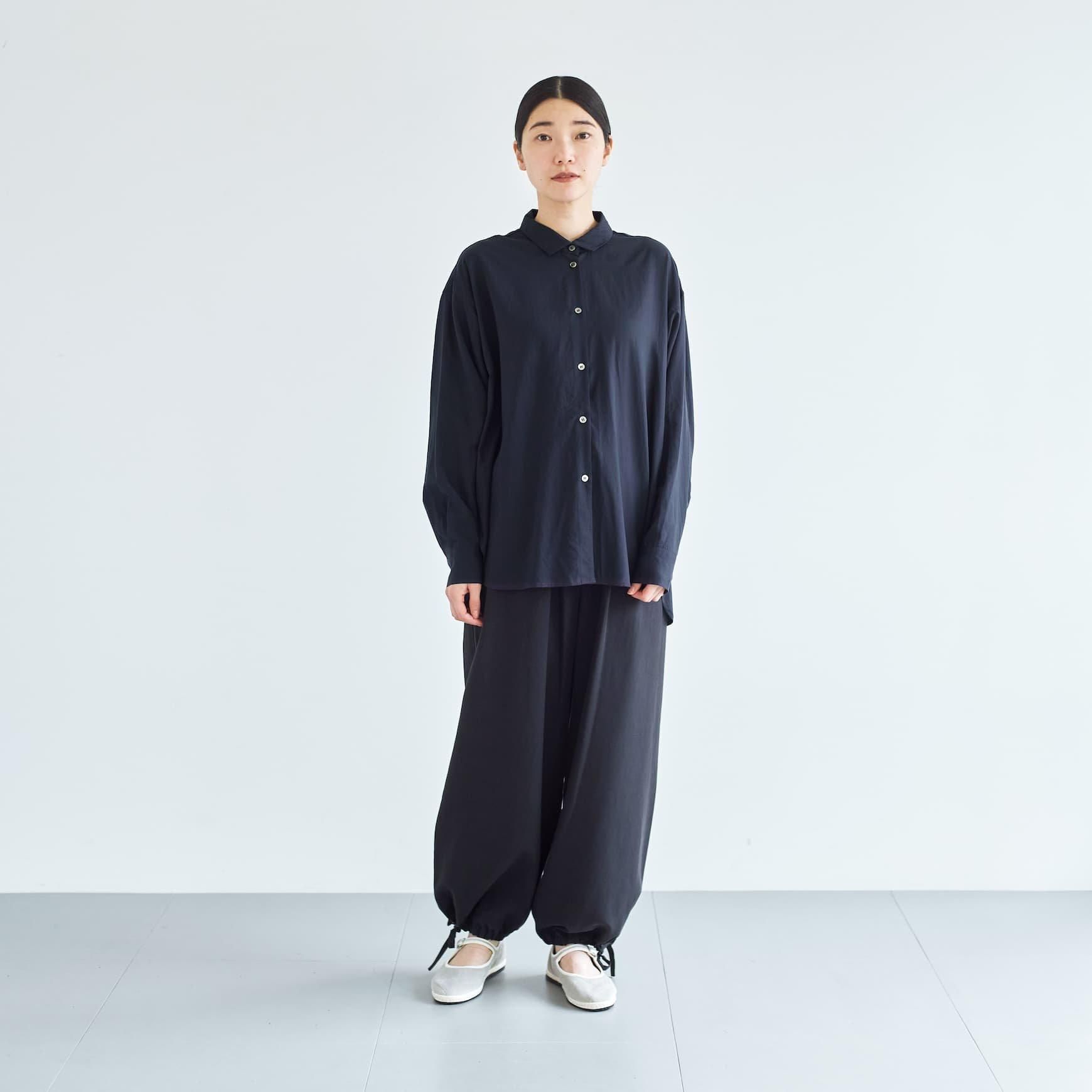 「CLASKA(クラスカ)」発のアパレルブランド「ata(アタ)」の shirts 1. / ネイビー