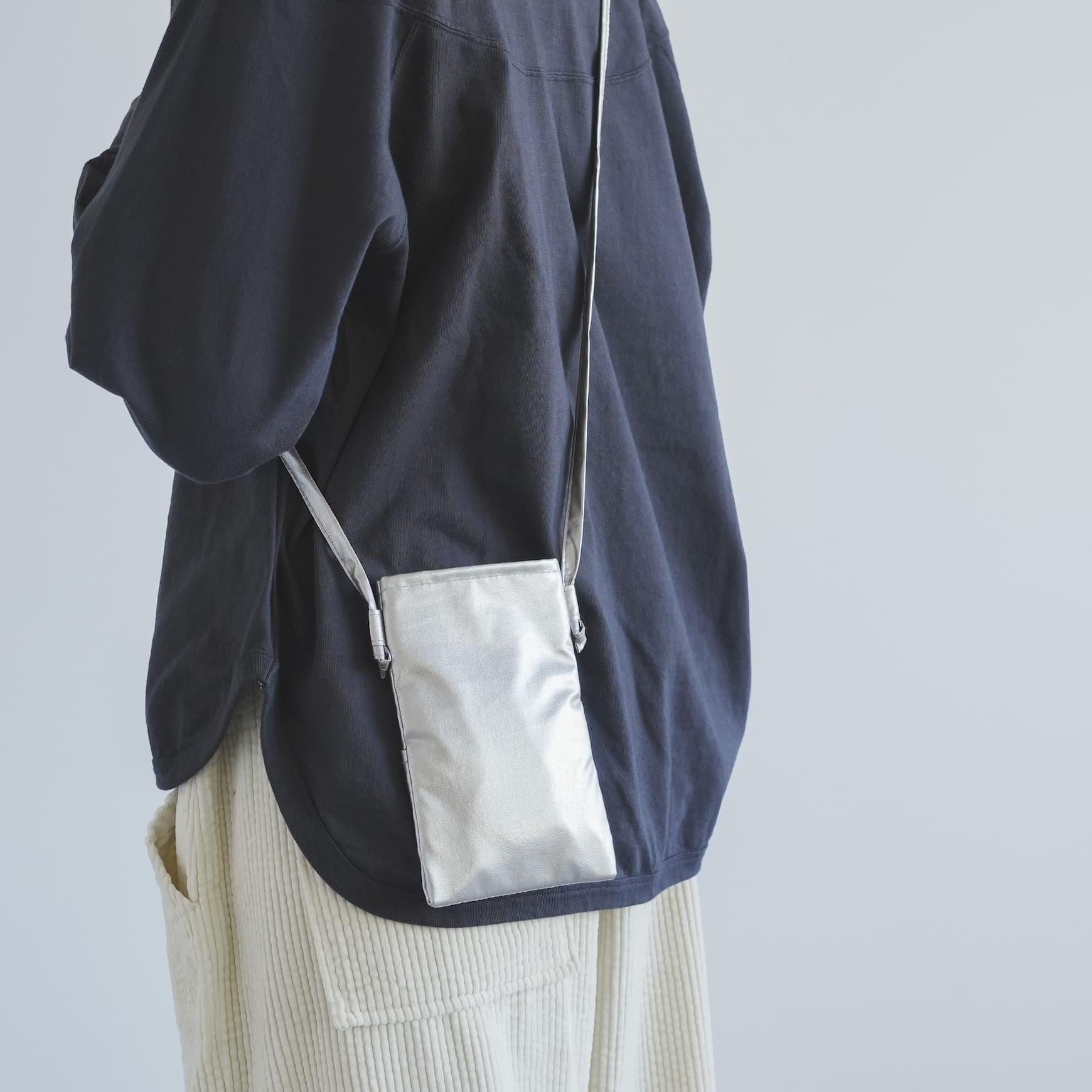 「CLASKA(クラスカ)」のBANK シルバーモバイルポシェット