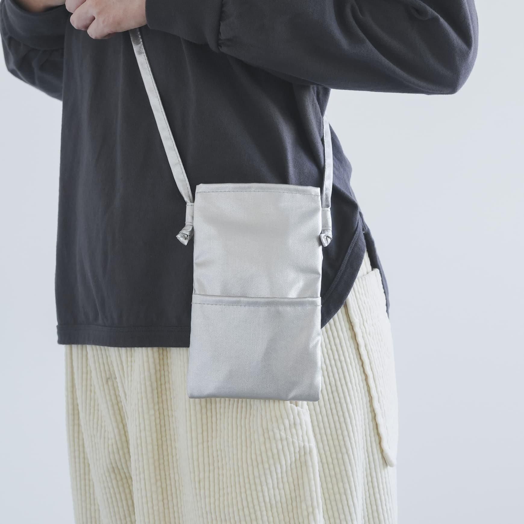 「CLASKA(クラスカ)」のBANK シルバーモバイルポシェット