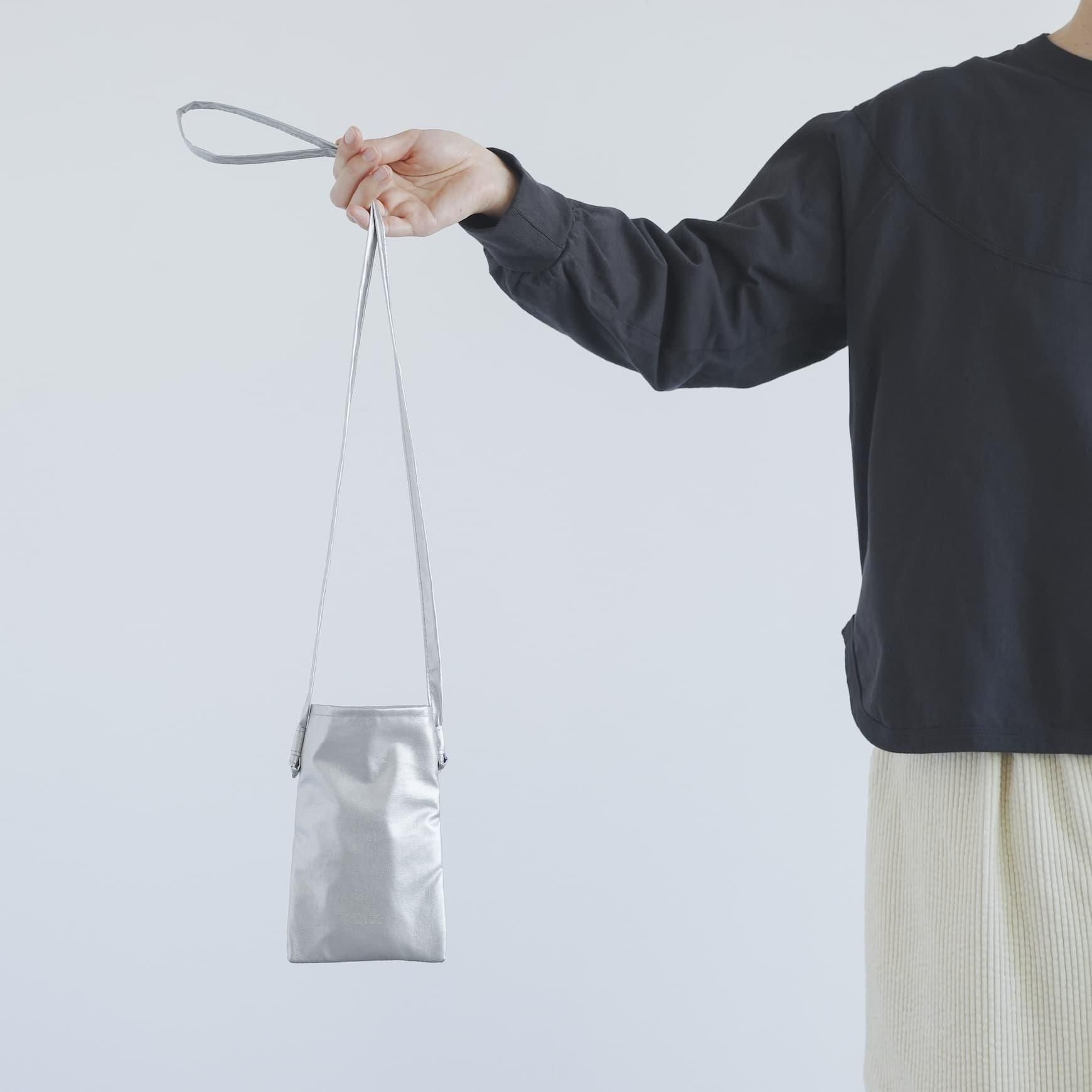 「CLASKA(クラスカ)」のBANK シルバーモバイルポシェット