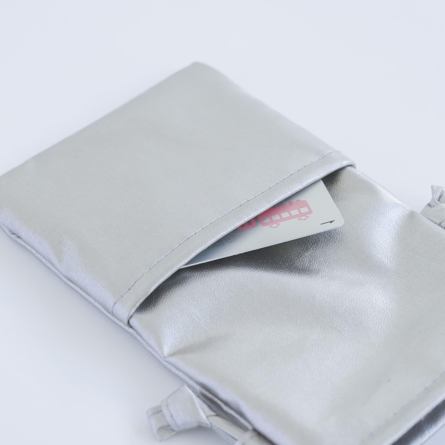 「CLASKA(クラスカ)」のBANK シルバーモバイルポシェット