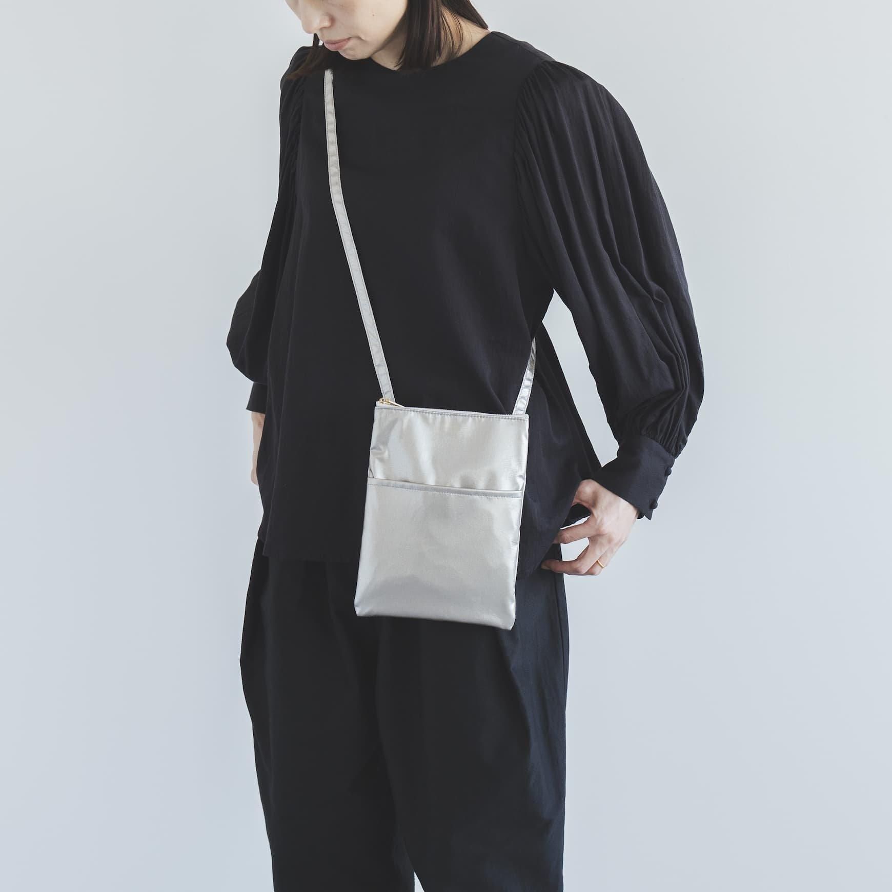 「CLASKA(クラスカ)」のBANK シルバーフラットポシェット