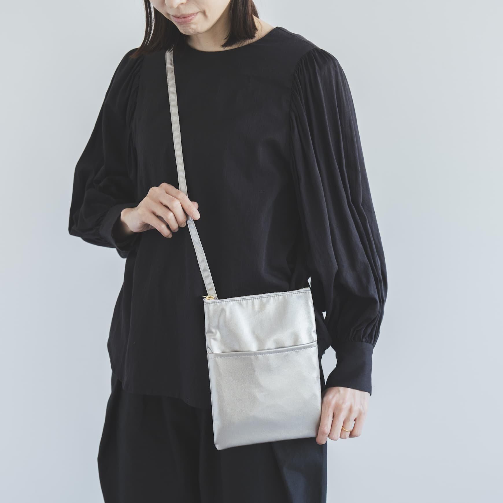 「CLASKA(クラスカ)」のBANK シルバーフラットポシェット