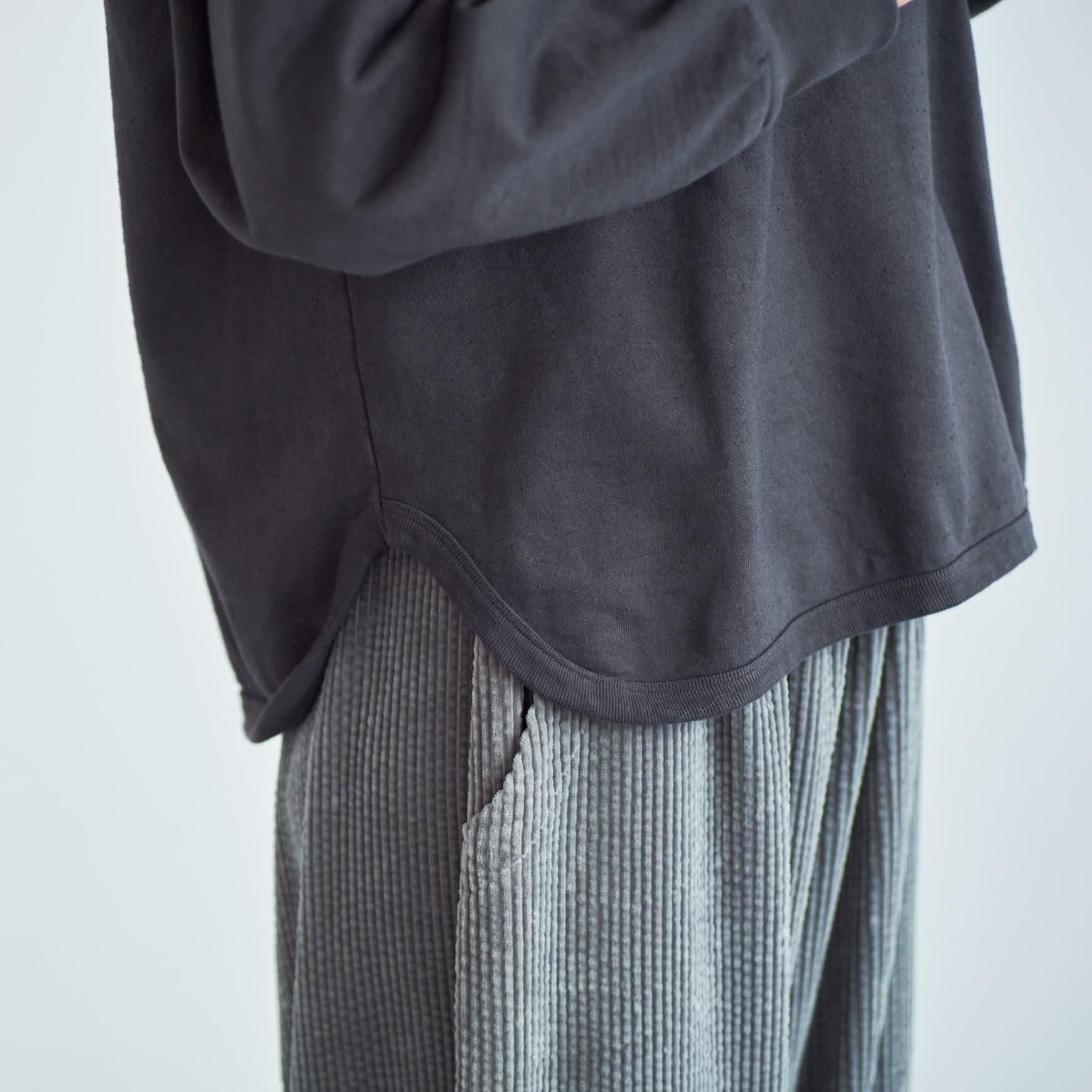 「CLASKA(クラスカ)」発のアパレルブランド「HAU(ハウ)」のtops