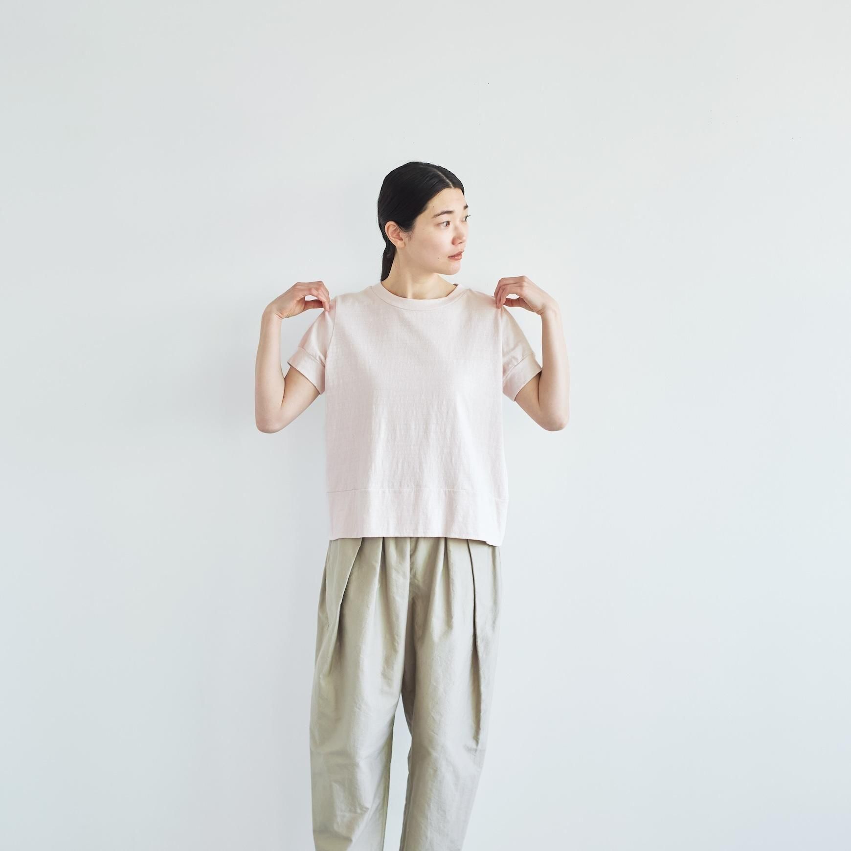 「CLASKA(クラスカ)」発のアパレルブランド「HAU(ハウ)」のtops