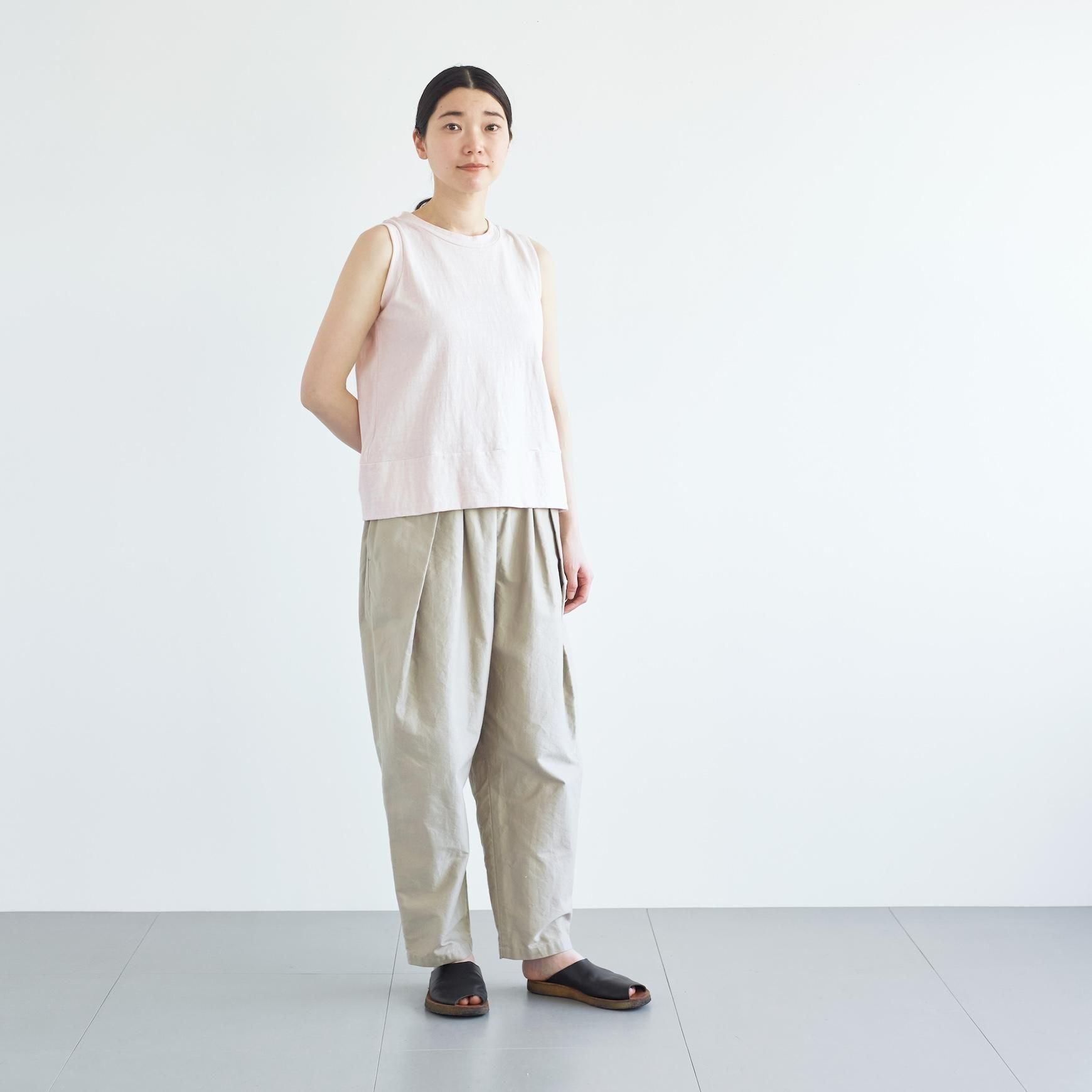 「CLASKA(クラスカ)」発のアパレルブランド「HAU(ハウ)」のno sleeve