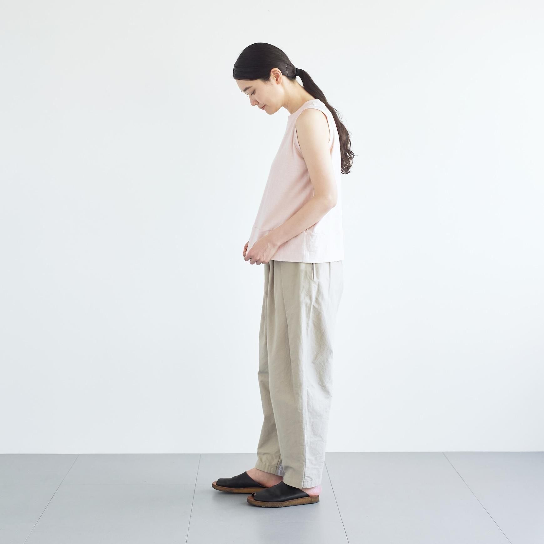 「CLASKA(クラスカ)」発のアパレルブランド「HAU(ハウ)」のno sleeve