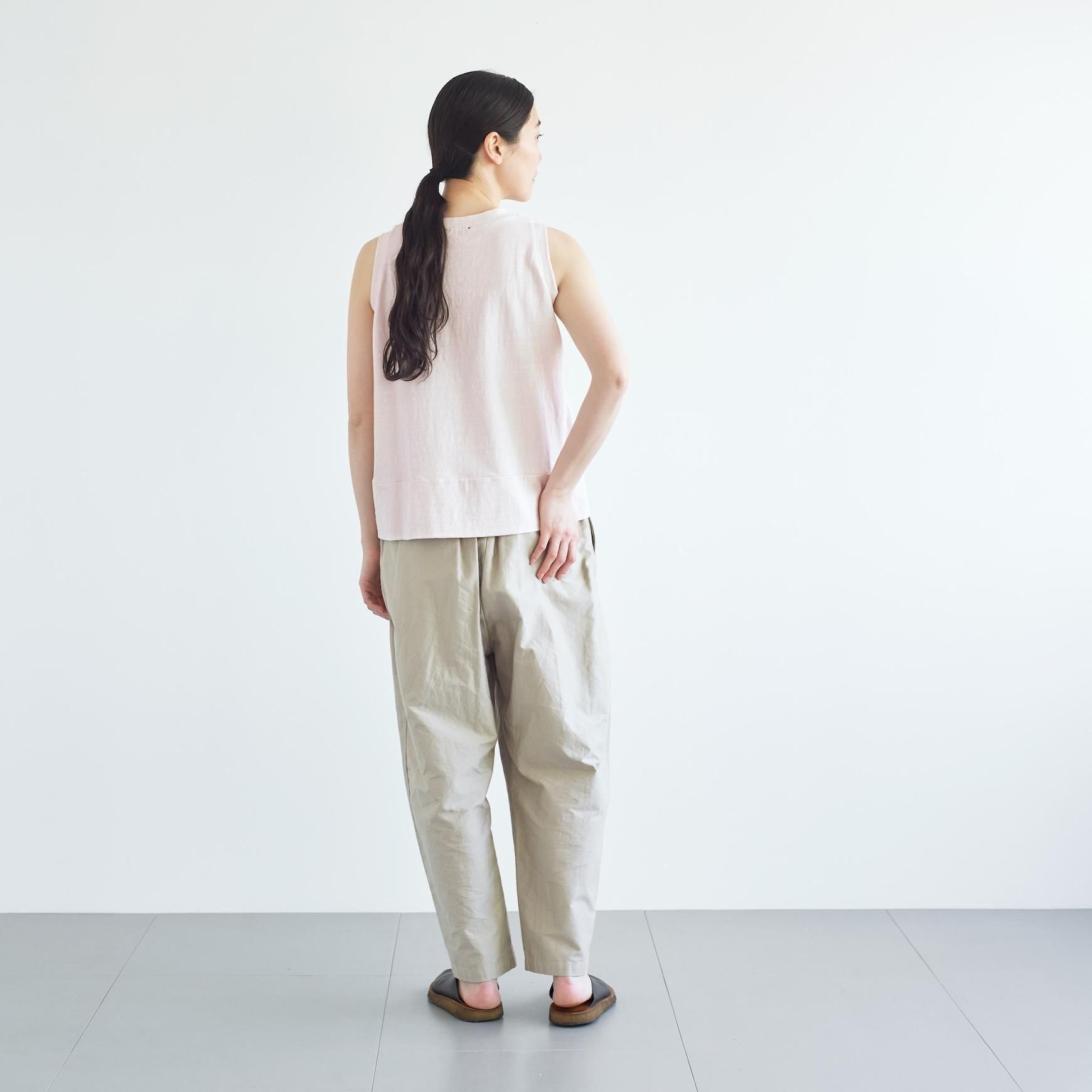 「CLASKA(クラスカ)」発のアパレルブランド「HAU(ハウ)」のno sleeve