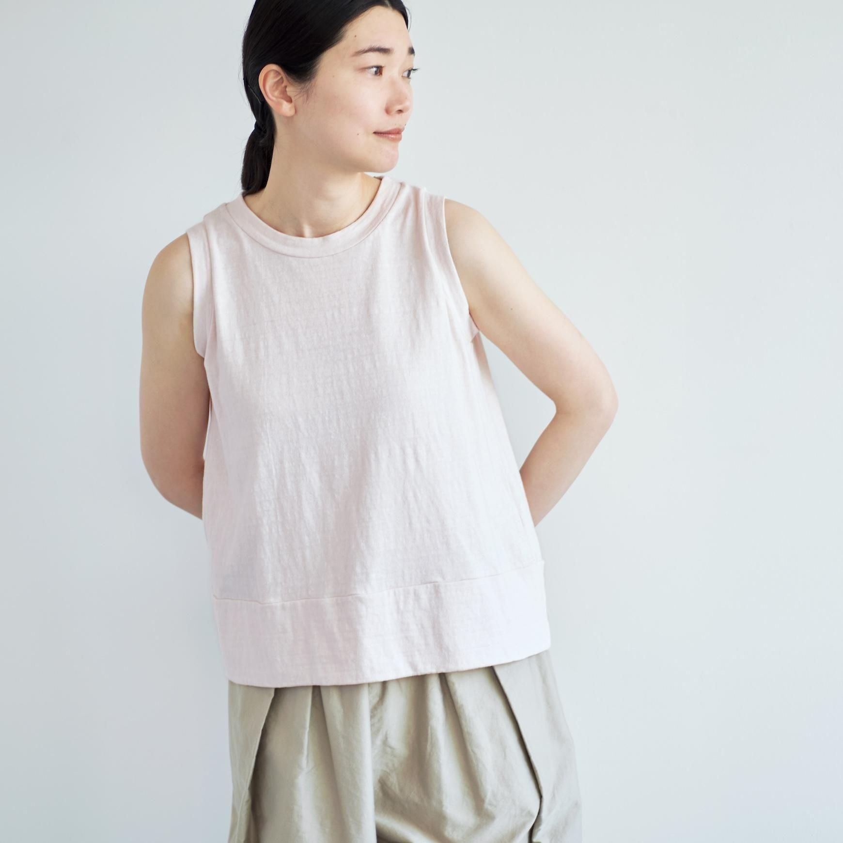「CLASKA(クラスカ)」発のアパレルブランド「HAU(ハウ)」のno sleeve