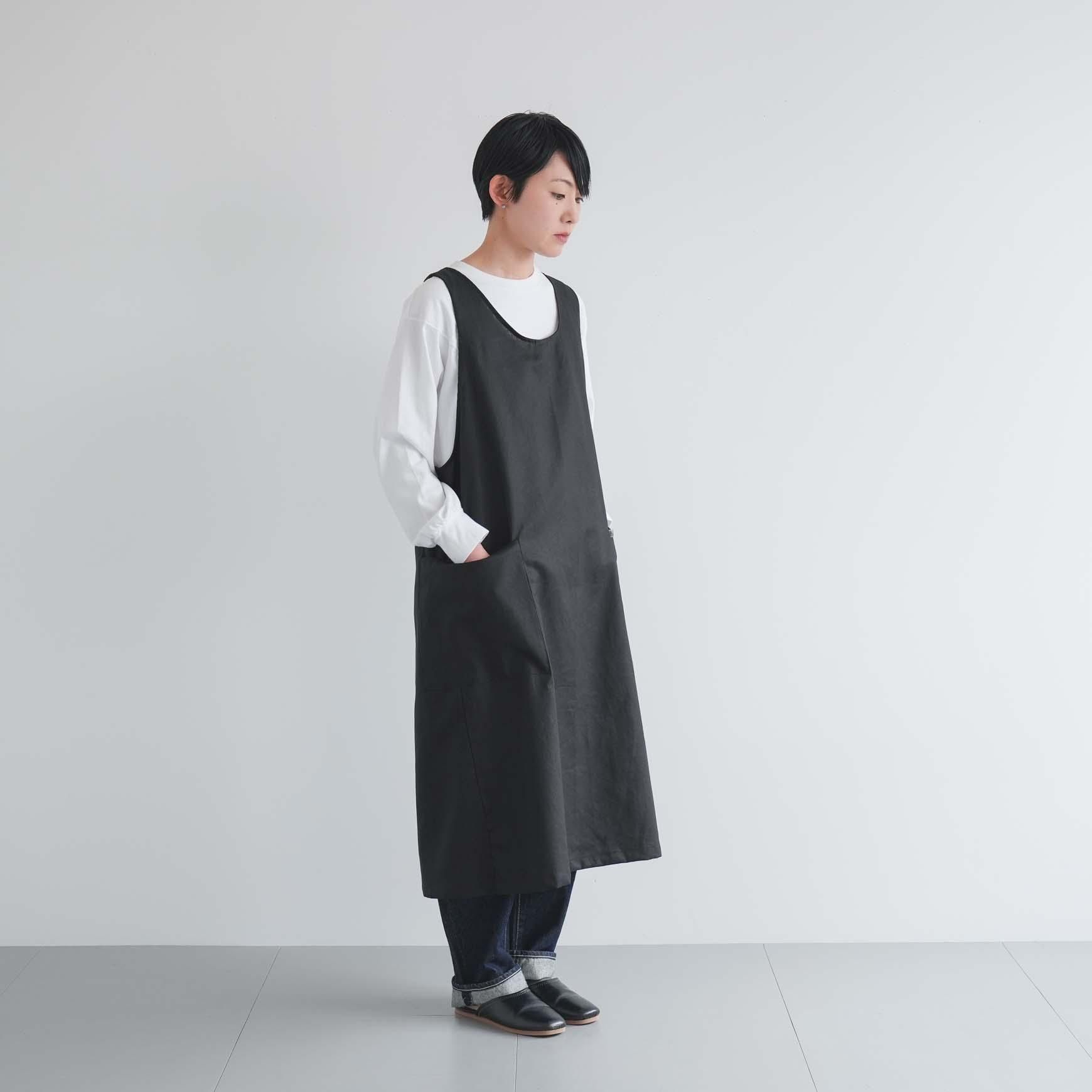 「CLASKA(クラスカ)」による APRON BACK CROSS