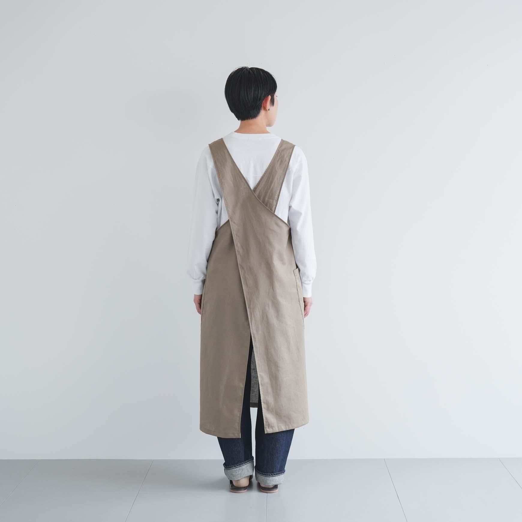 「CLASKA(クラスカ)」による APRON BACK CROSS
