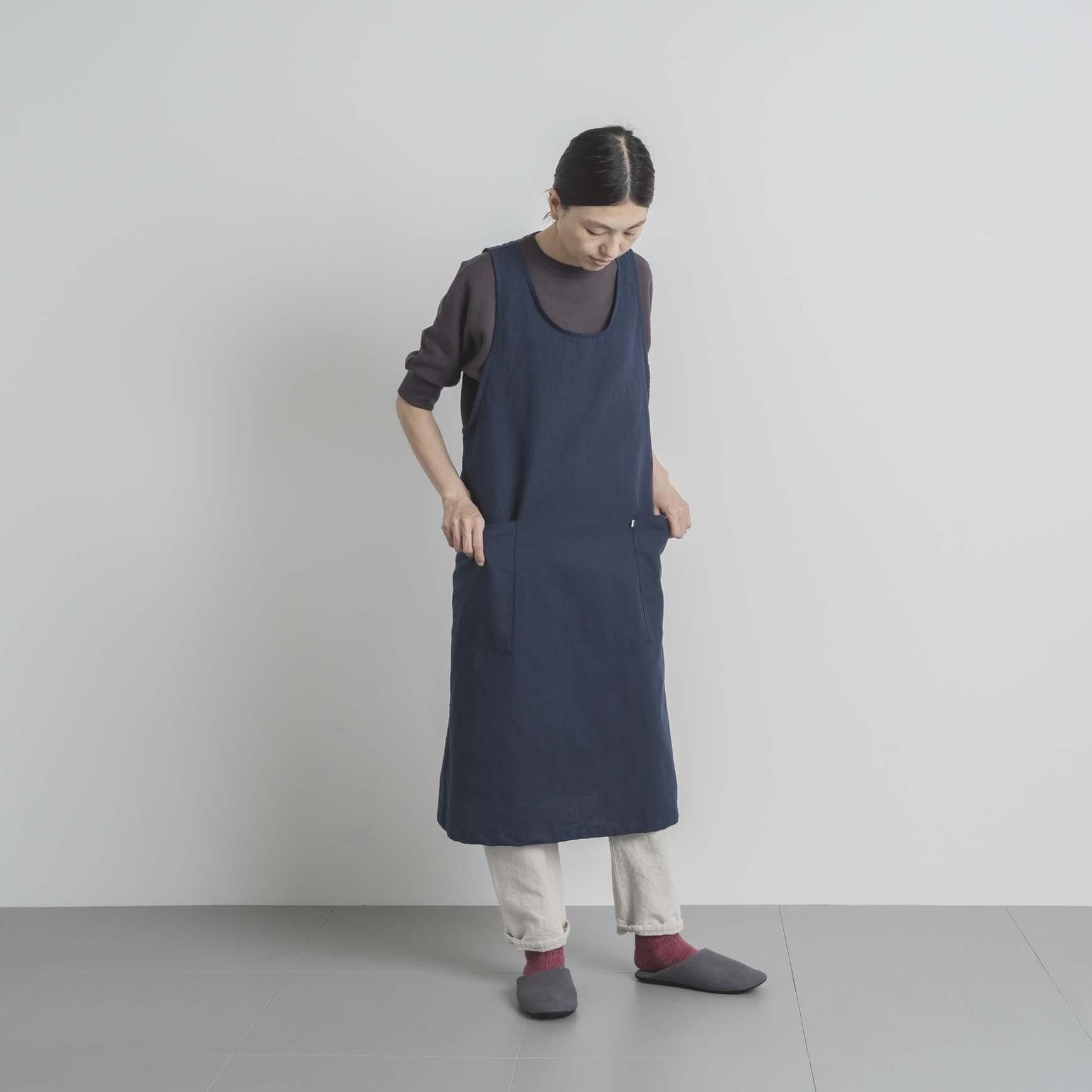 「CLASKA(クラスカ)」による APRON BACK CROSS / ネイビー