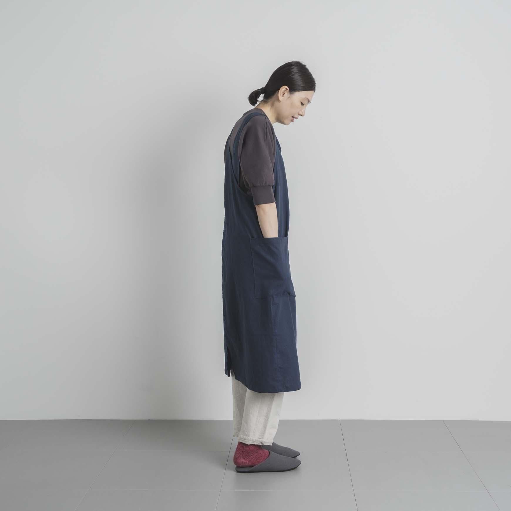 「CLASKA(クラスカ)」による APRON BACK CROSS / ネイビー