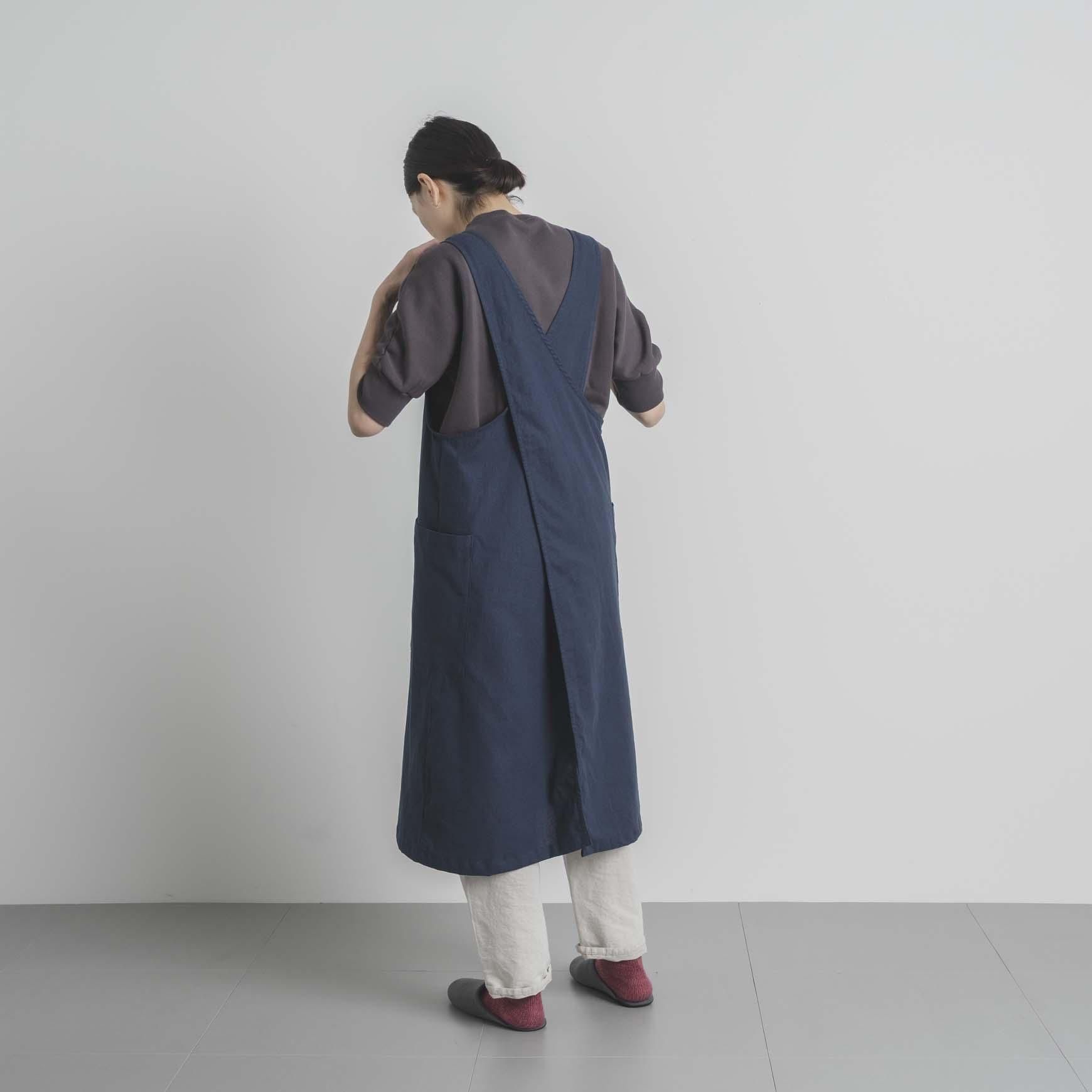 「CLASKA(クラスカ)」による APRON BACK CROSS / ネイビー