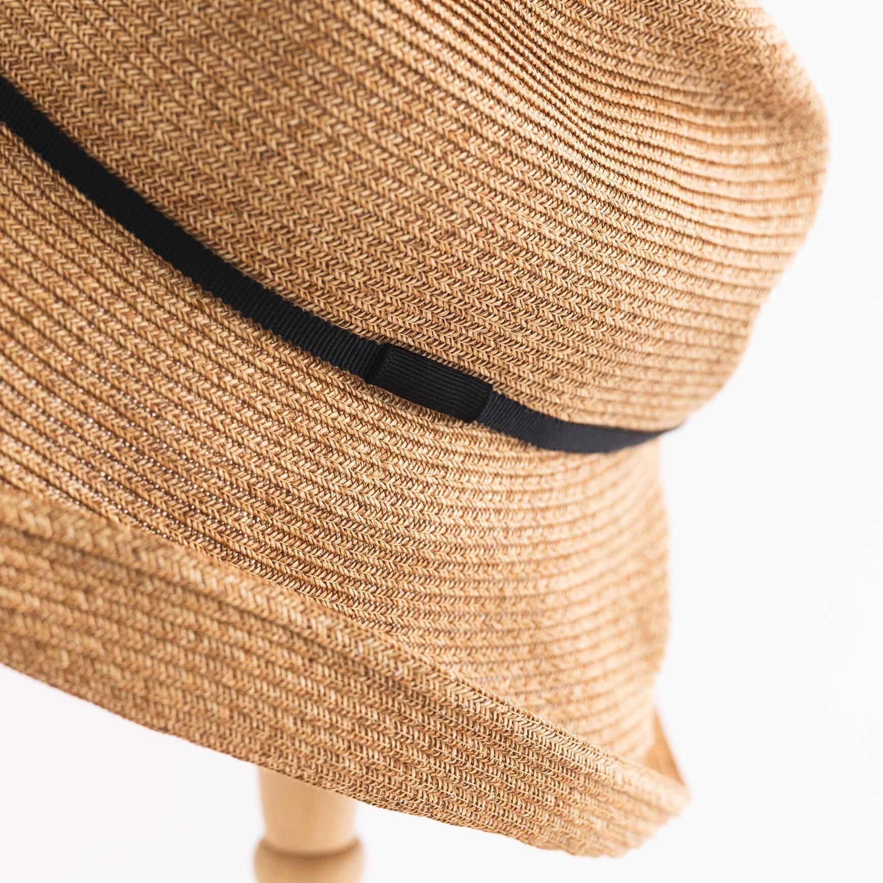 「mature ha.(マチュアーハ)」のブレードハット「BOXED HAT N101MX / 11cmブリム グログランリボン」