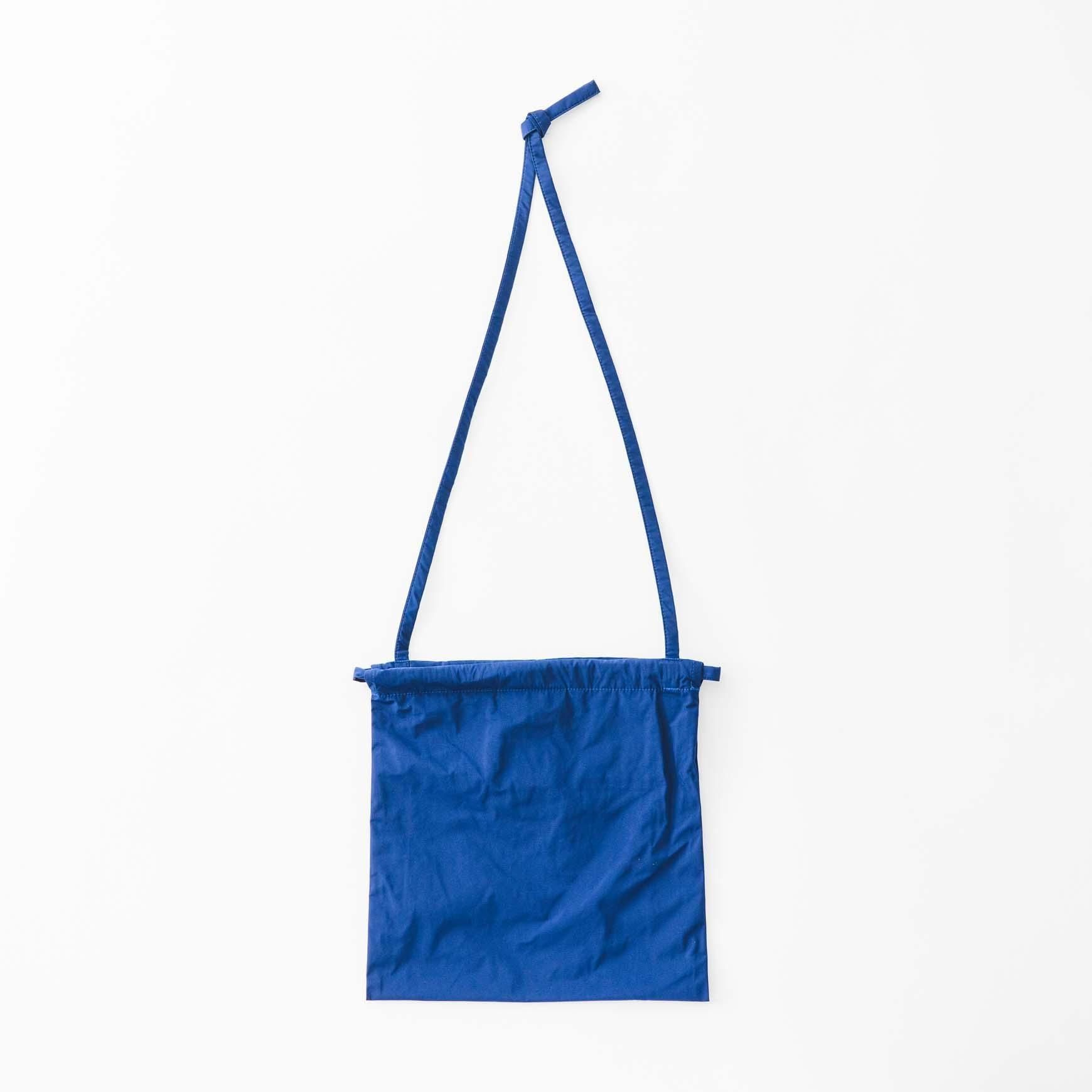 Drawstring bag with strap / ブルー